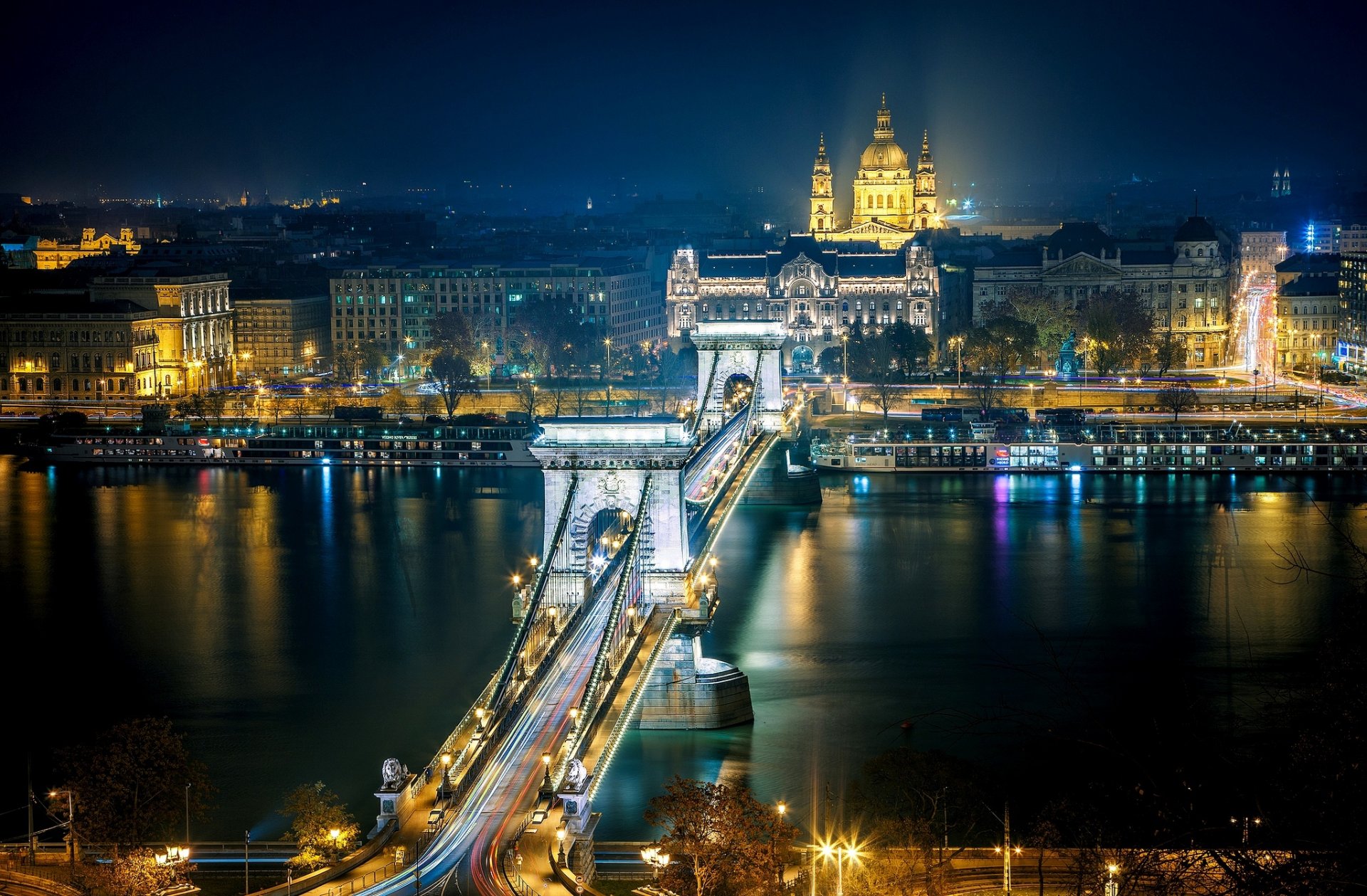 zéchenyi lánchíd most łańcuchowy séchenyi budapeszt magyarország węgry dunaj rzeka droga fragment miasto noc architektura domy budynki oświetlenie