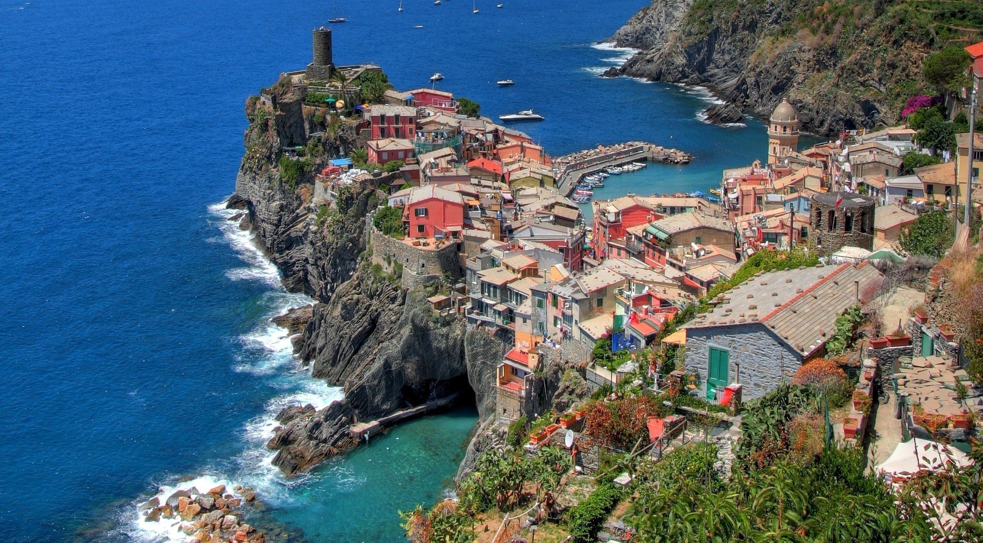 vernazza italy mediterranean ligurian sea