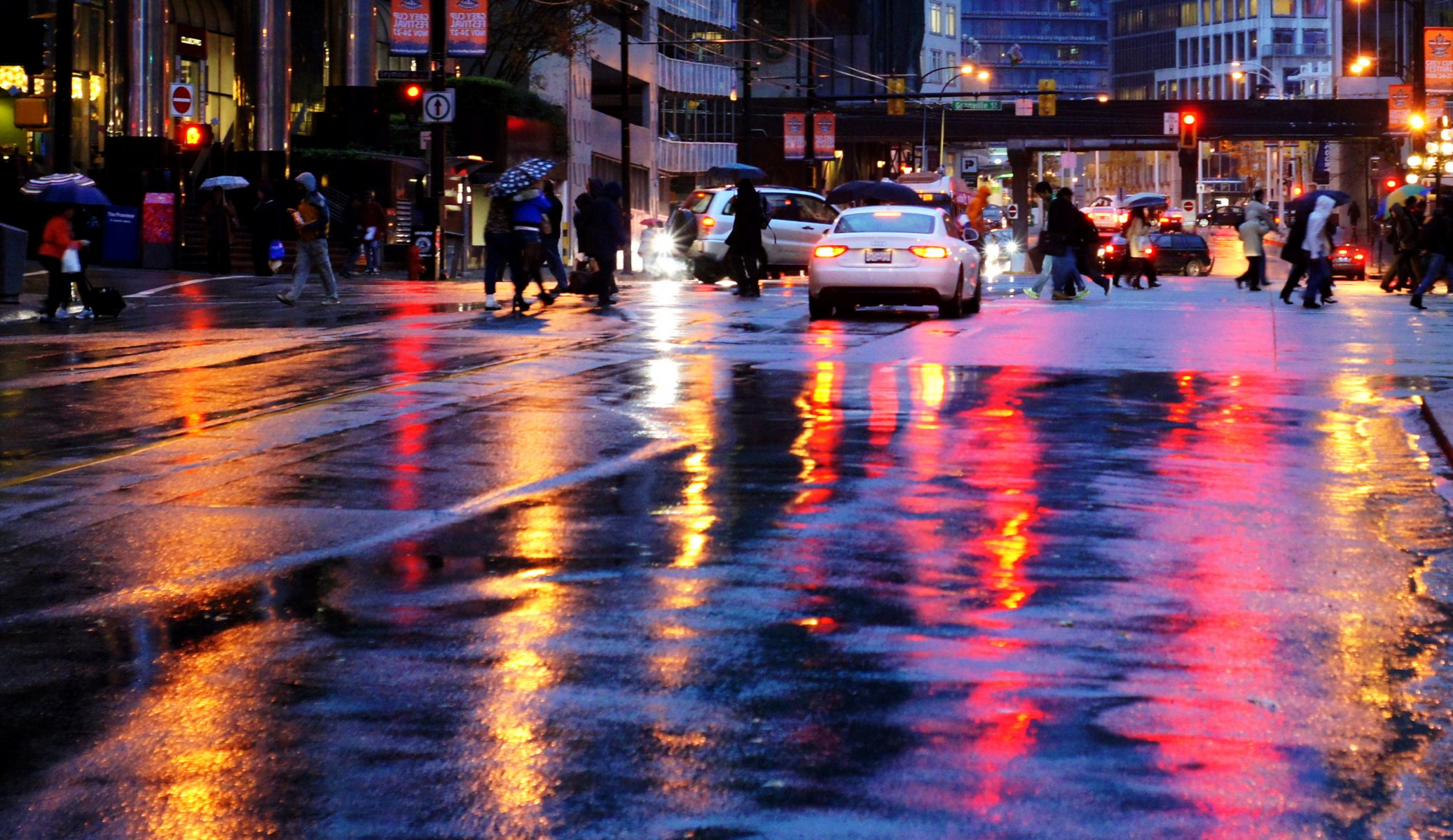 pluie lumières agitation trafic ville