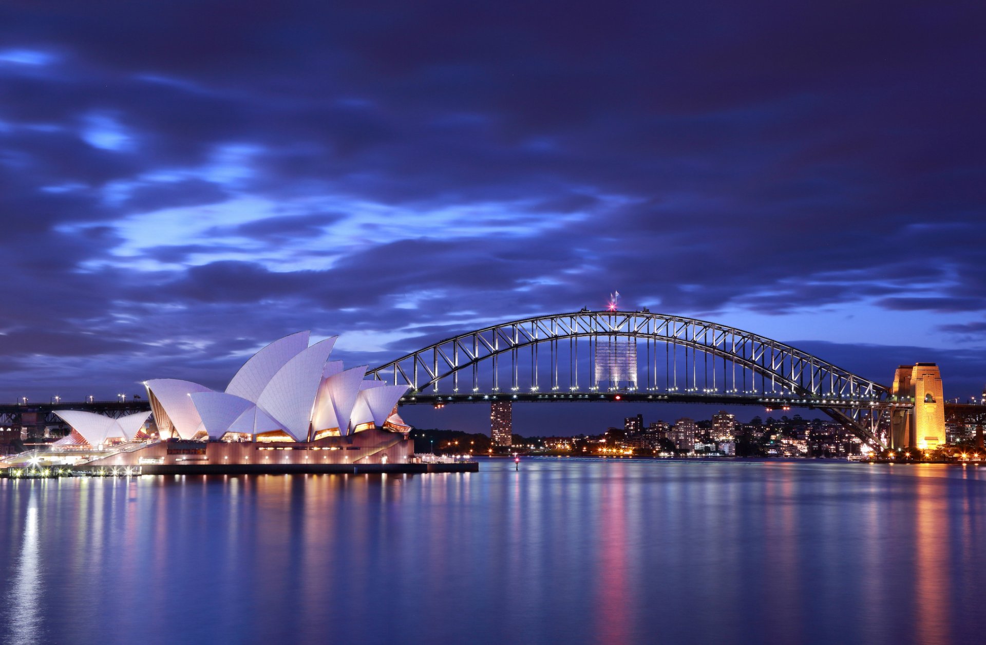 australia sydney casa de la ópera puente noche luces iluminación azul cielo nubes bahía mar