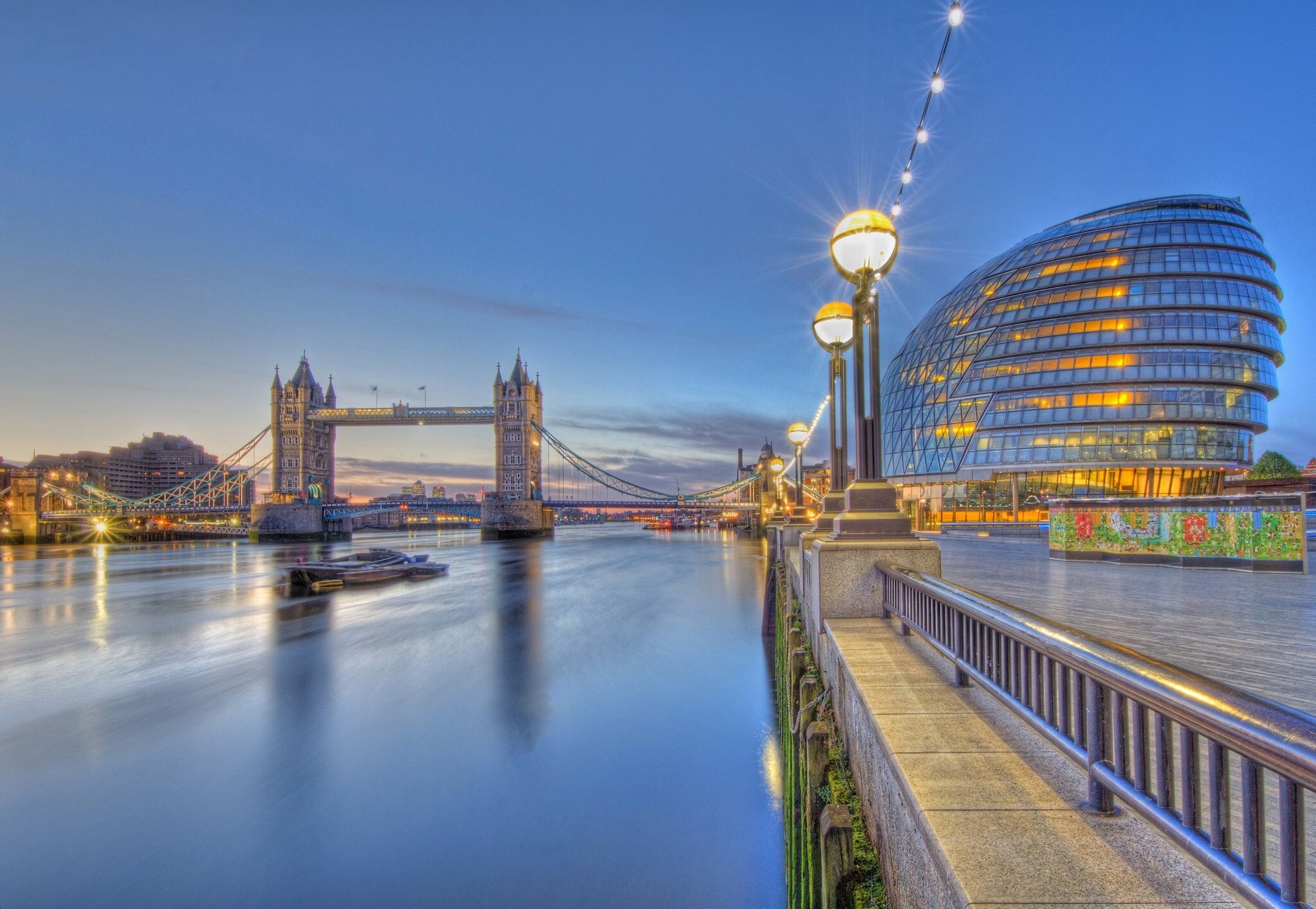 londyn anglia ratusz tower bridge tamiza tamiza rzeka nabrzeże latarnie