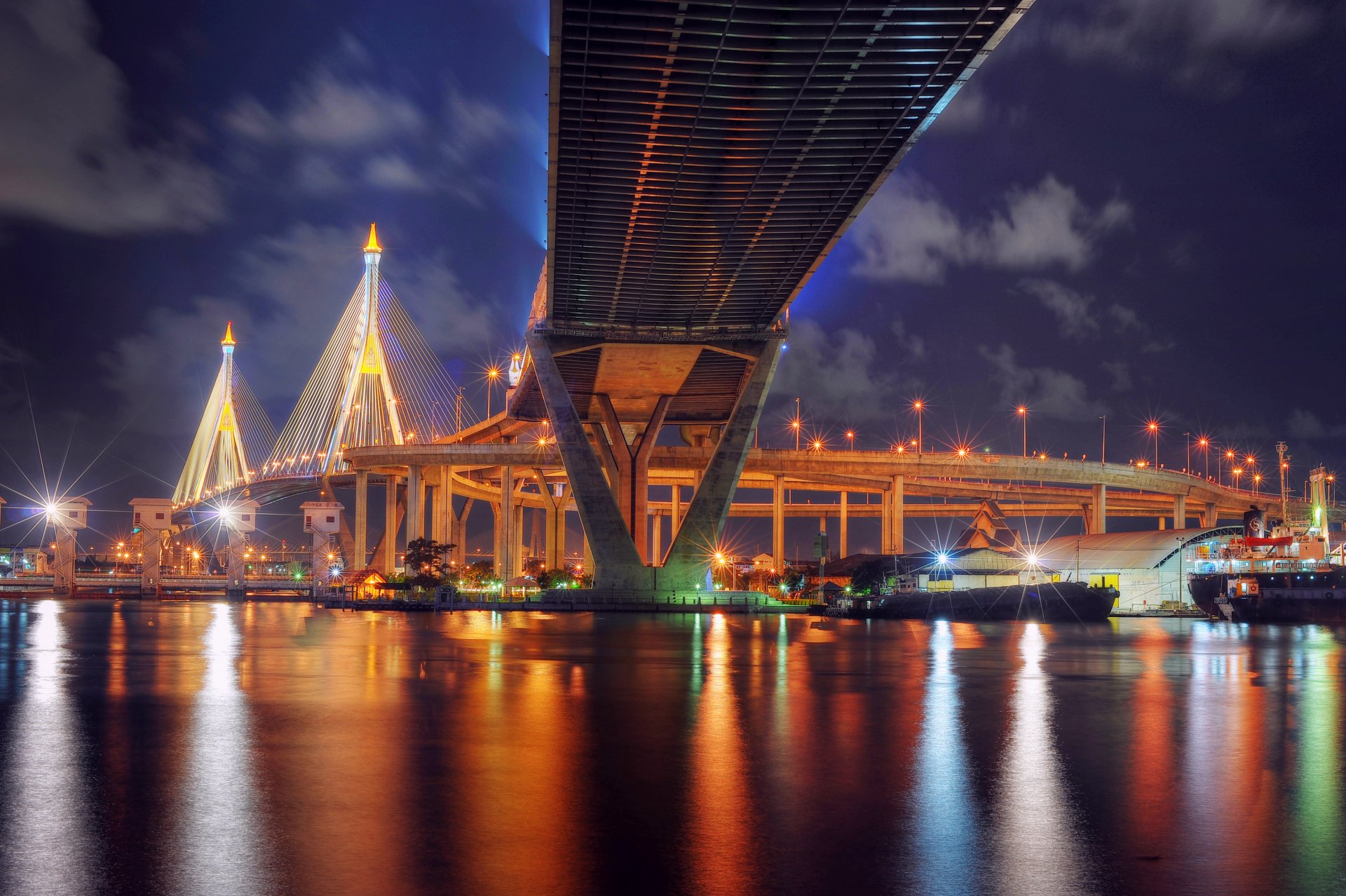 thailand bangkok brücke nacht lichter laternen hintergrundbeleuchtung fluss reflexion