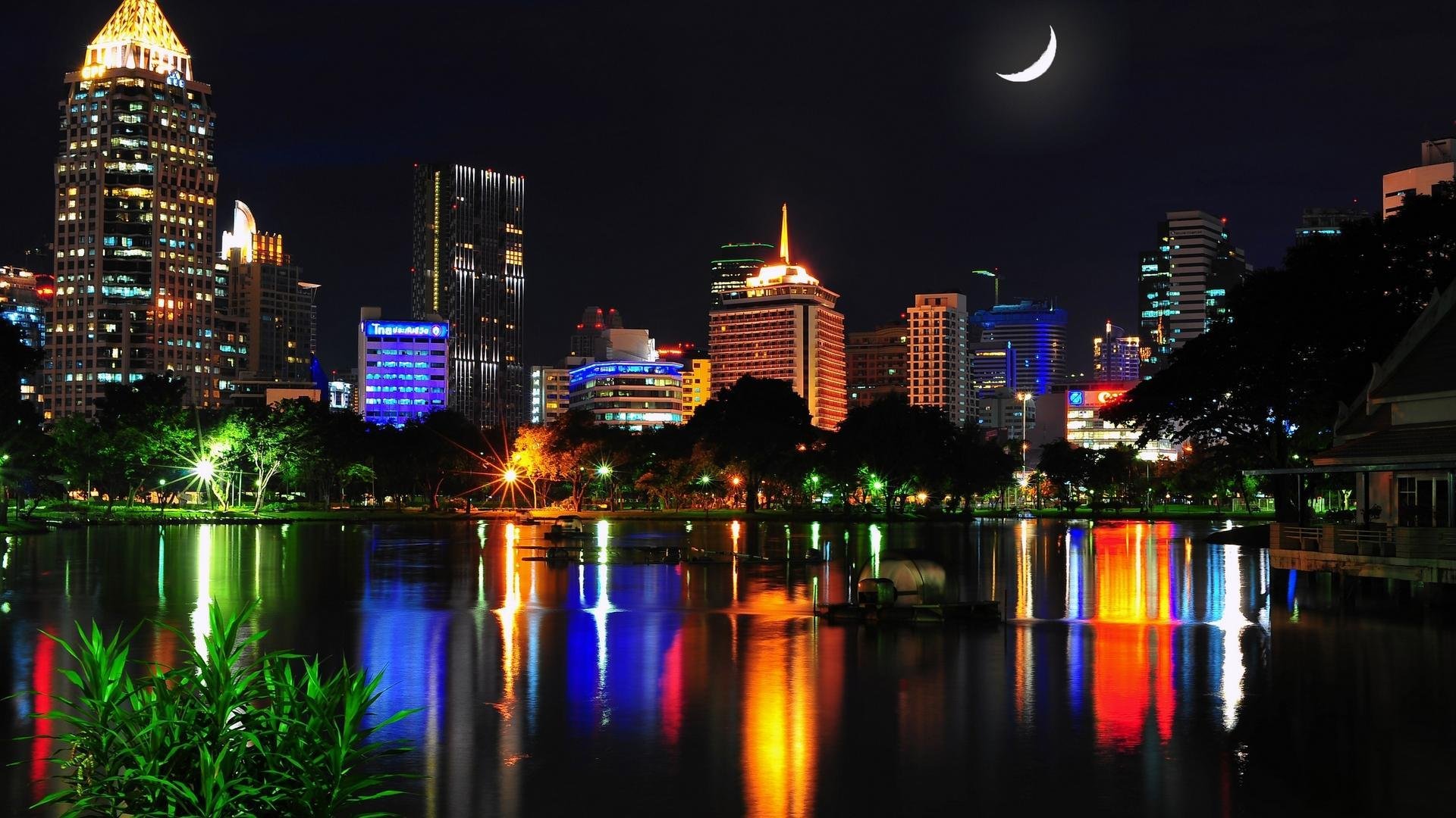 thailandia bangkok città notte case luci acqua riflessione mese