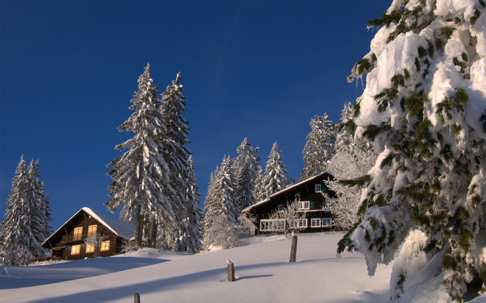 berge häuser bäume schnee verschneit