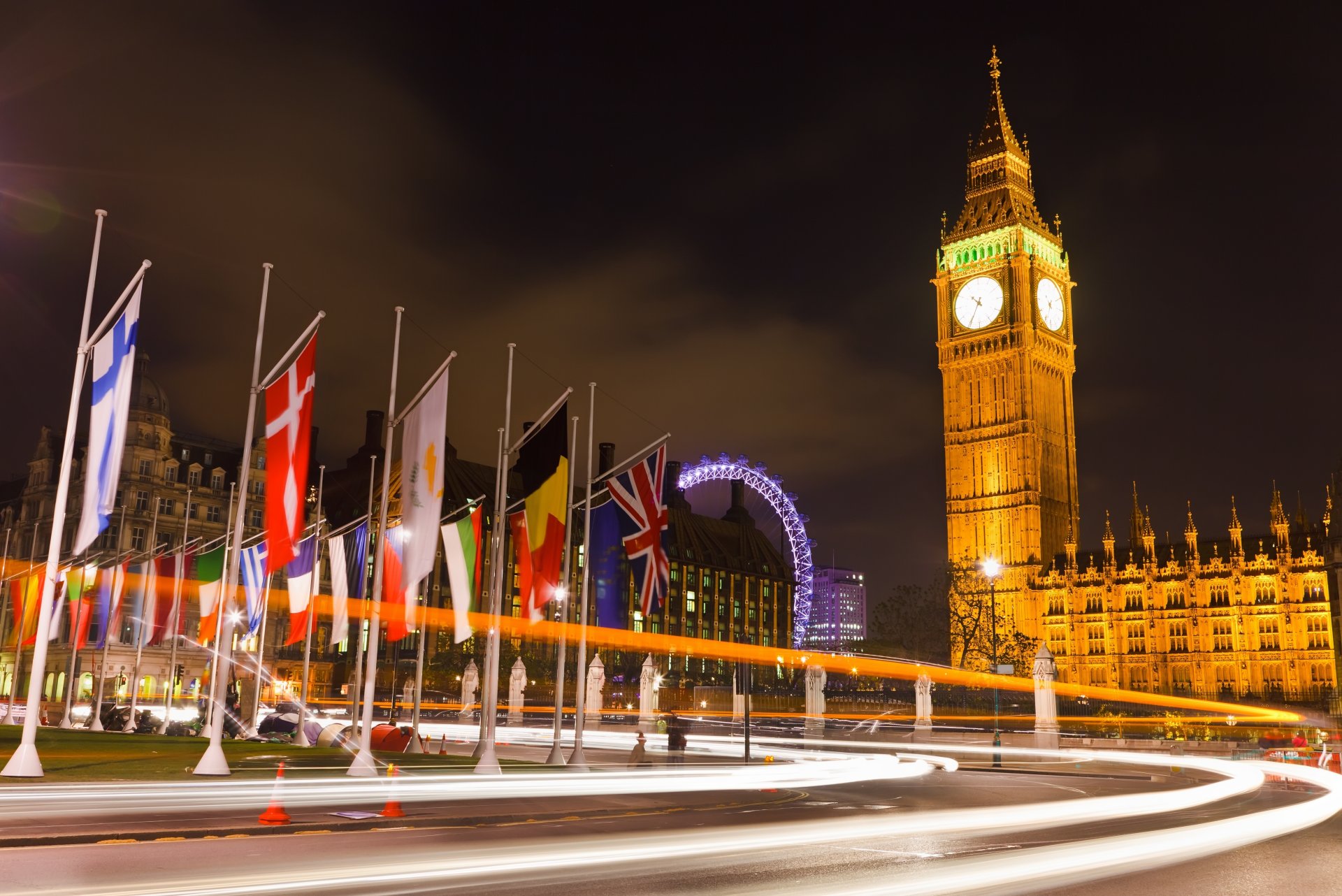 londyn anglia wielka brytania big ben big ben noc światło światła droga flagi