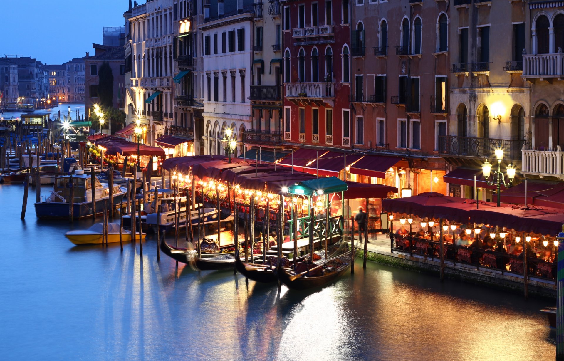 venecia italia edificios casas noche café linternas personas canal góndolas barcos