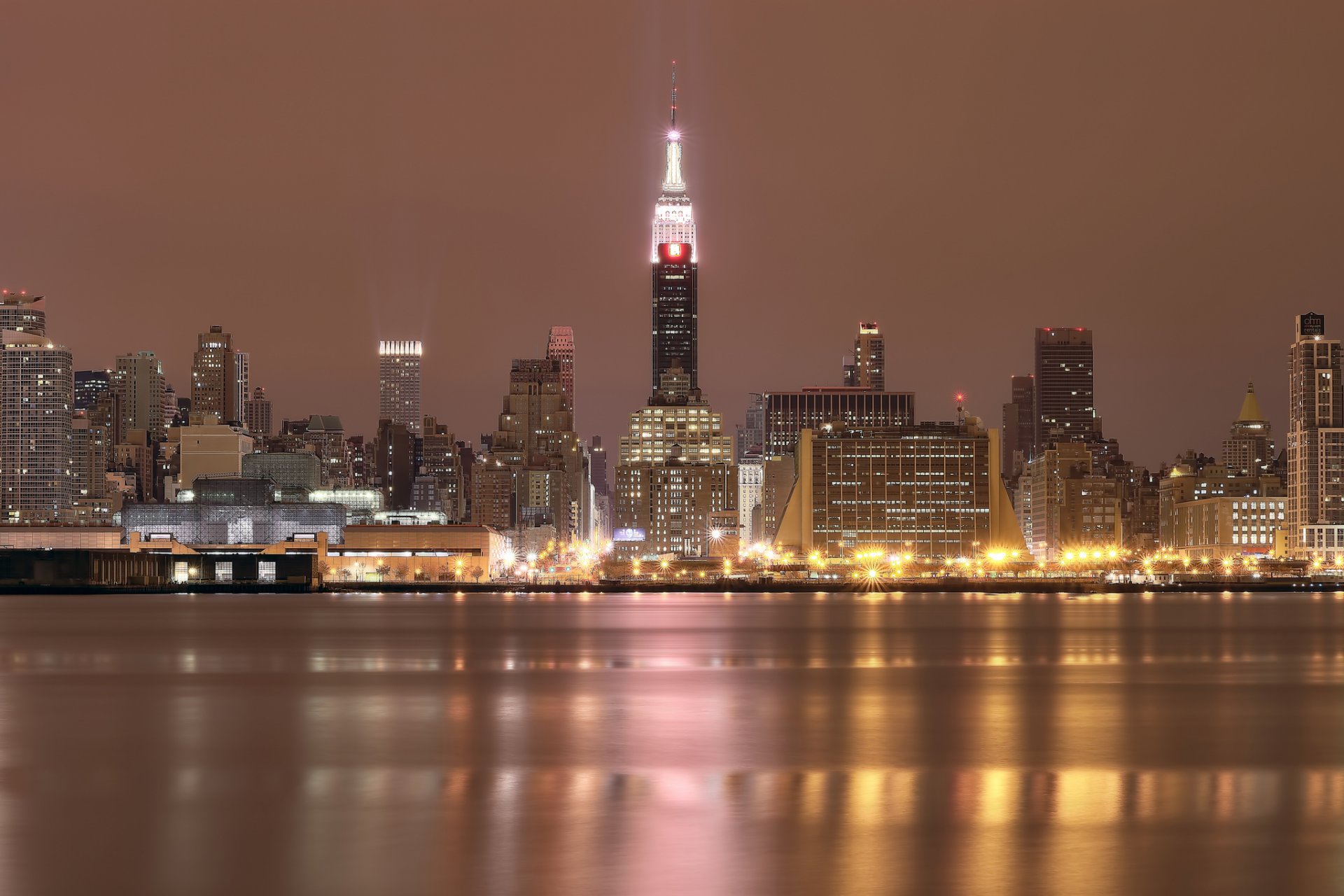 estados unidos nueva york metrópolis edificios rascacielos noche iluminación luces cielo río reflexión