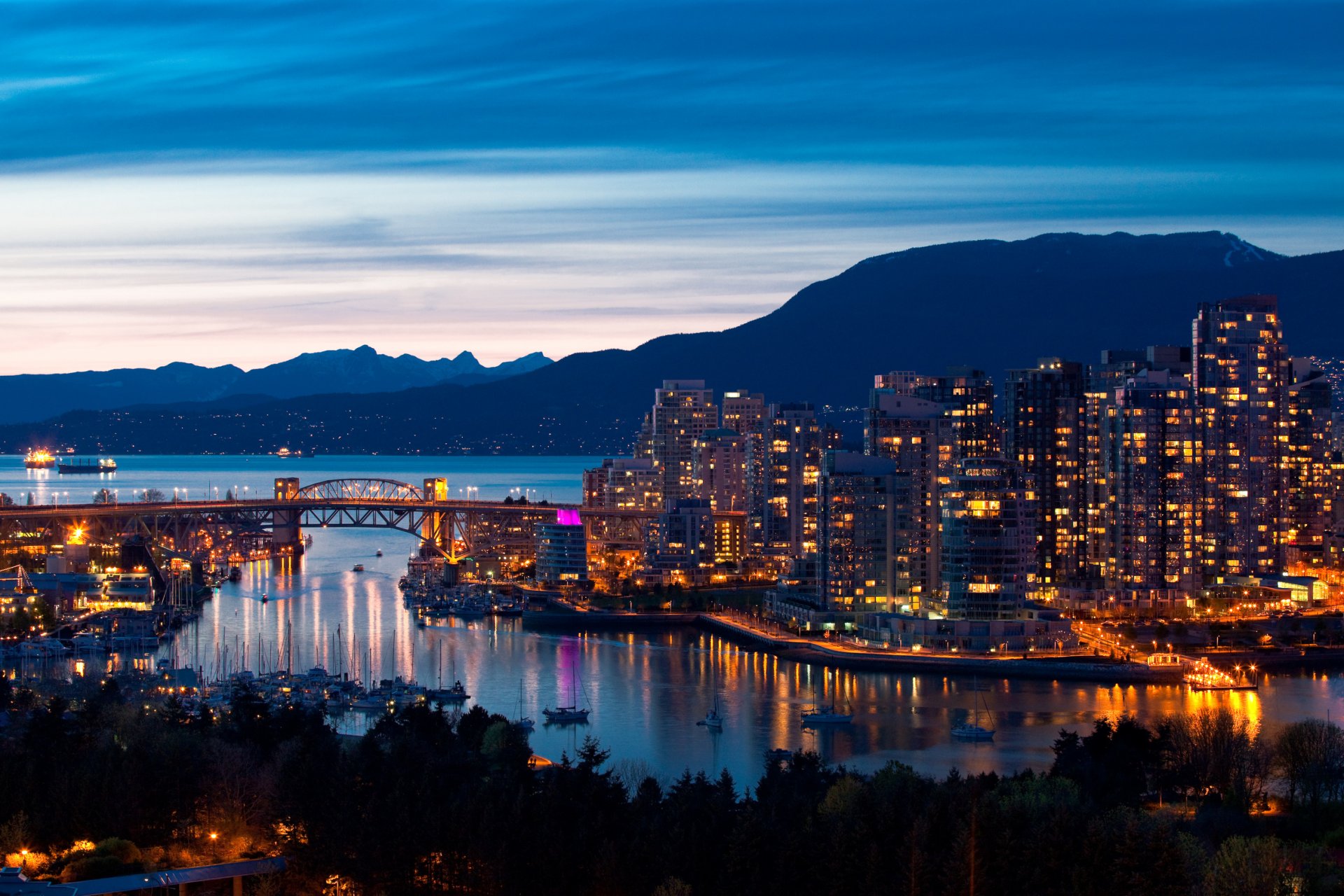 miasto vancouver kanada wieczór port morze domy most statki góry niebo krajobraz panorama światła