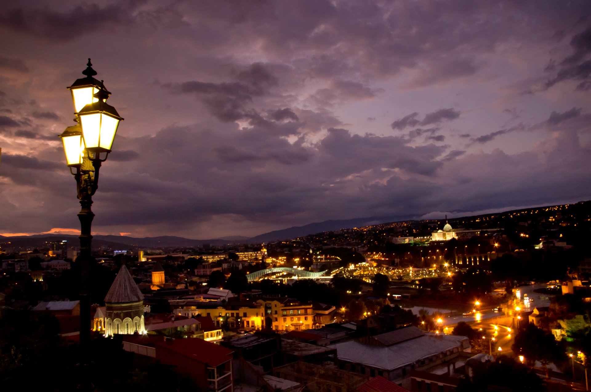 georgia tbilisi capital ciudad panorama noche edificios arquitectura luces iluminación linternas