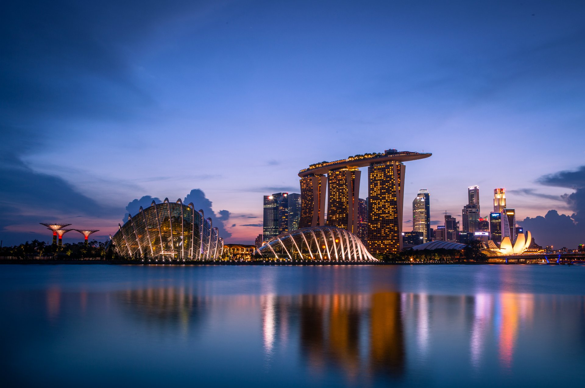 singapour jardins de la baie soirée architecture gratte-ciel lanternes ciel bleu coucher de soleil nuages réflexion ciel bleu ville-état métropole lumières rétro-éclairage baie