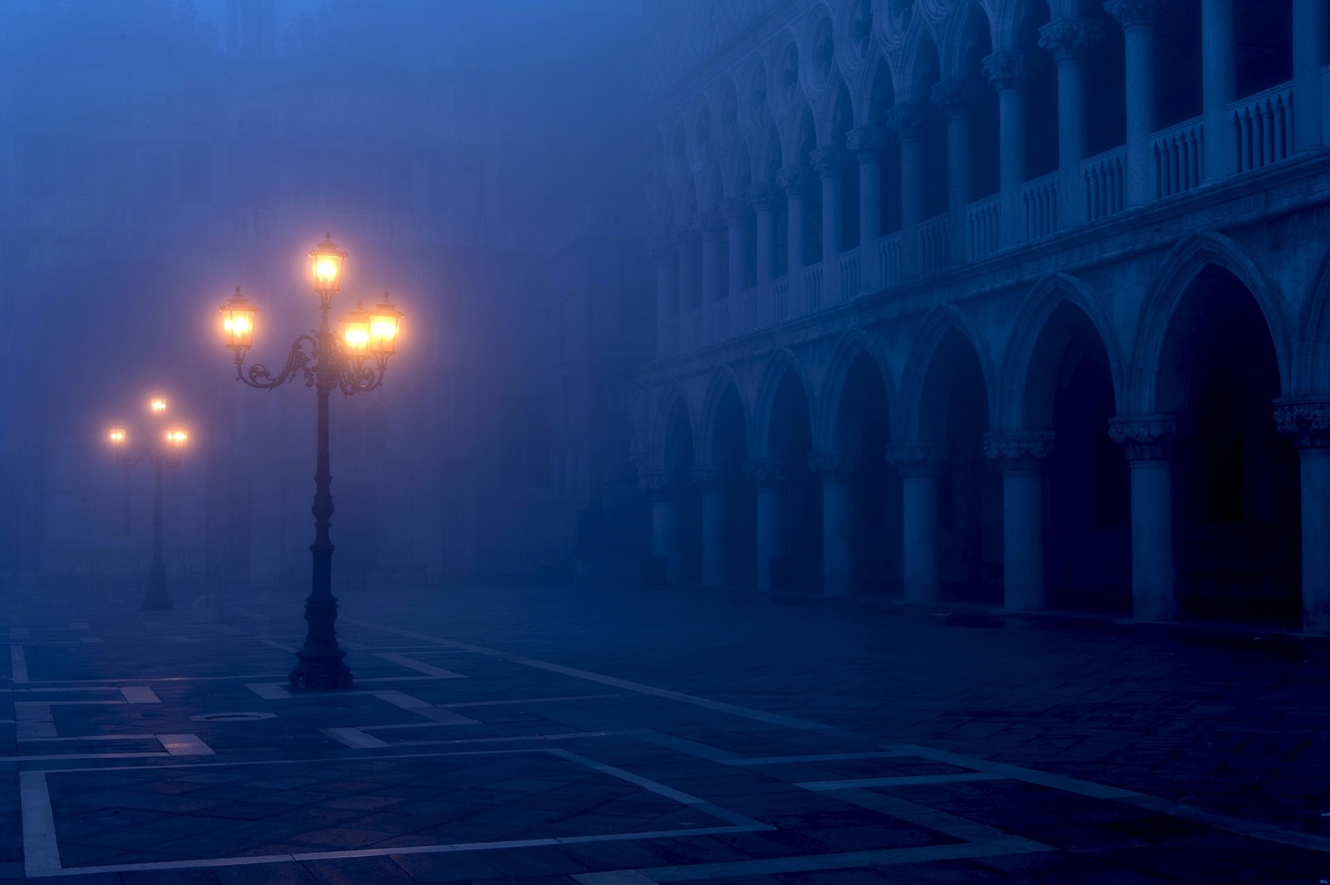 venise italie place saint-marc lanternes éclairage lumière ville soirée brouillard