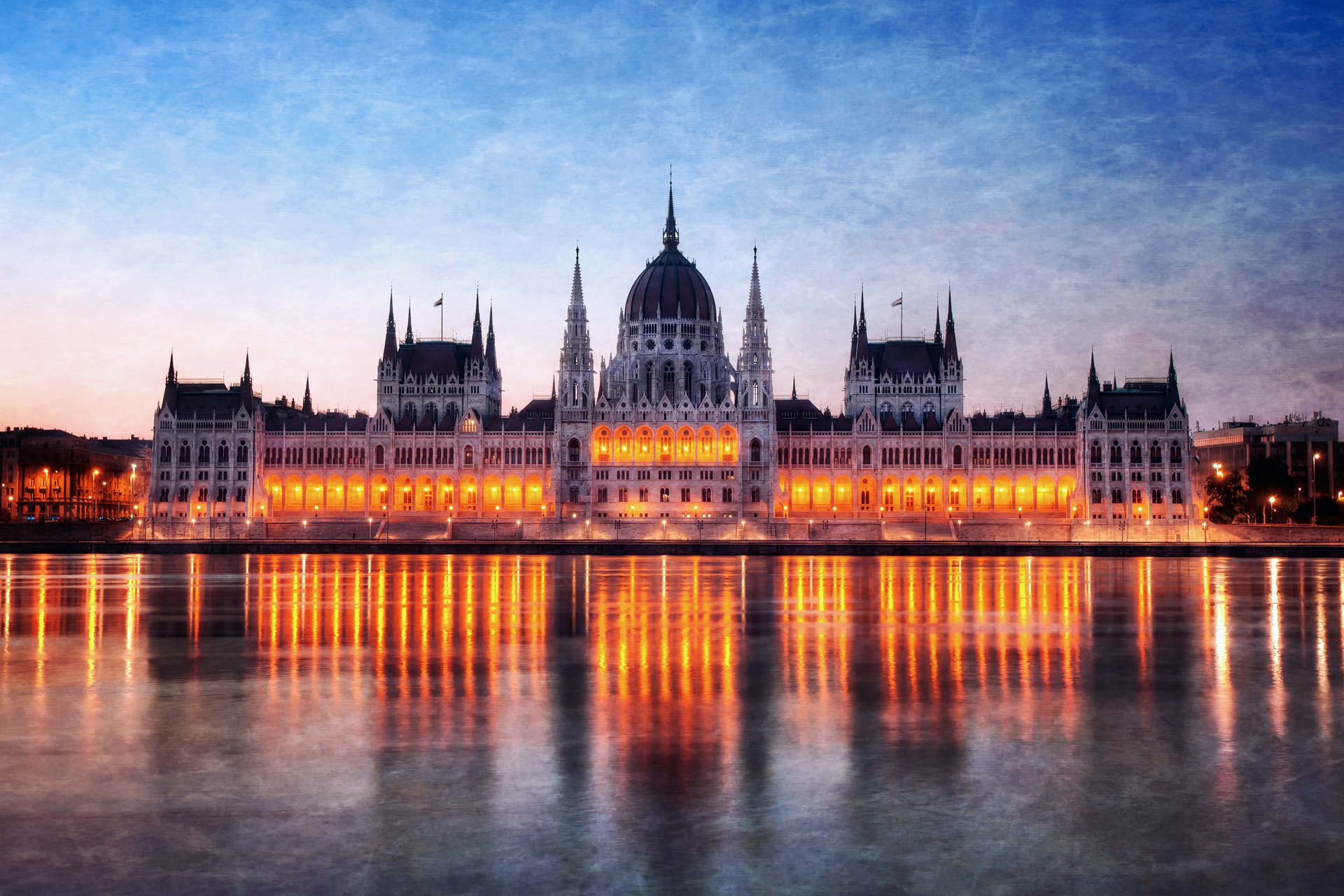 ungheria budapest notte parlamento luci retroilluminazione fiume danubio riflessione