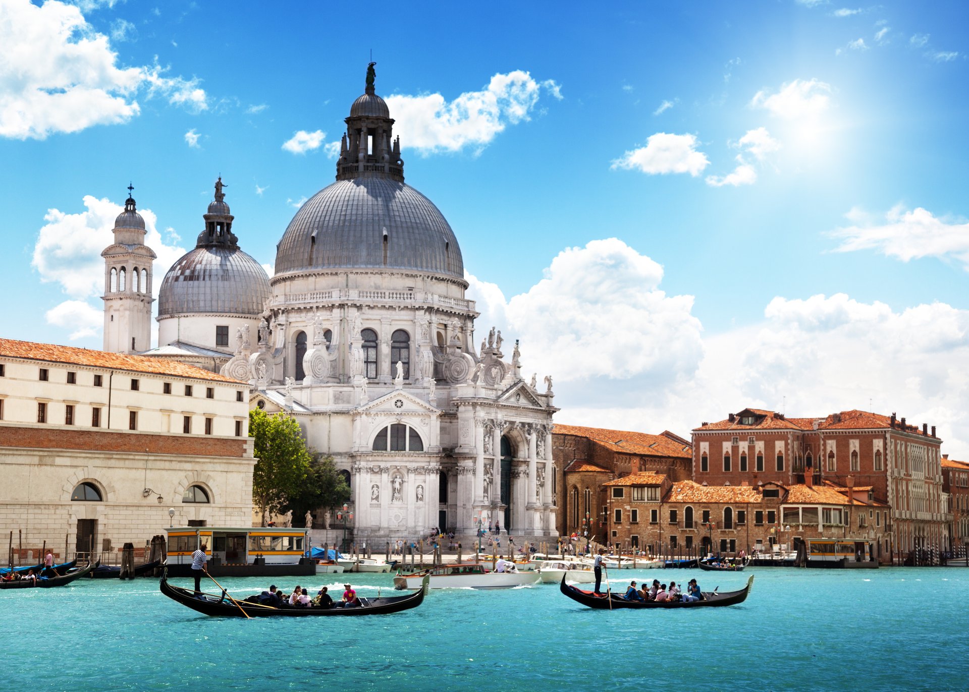 venecia italia ciudad arquitectura catedral santa maria della salute mar canal góndolas gente cielo nubes