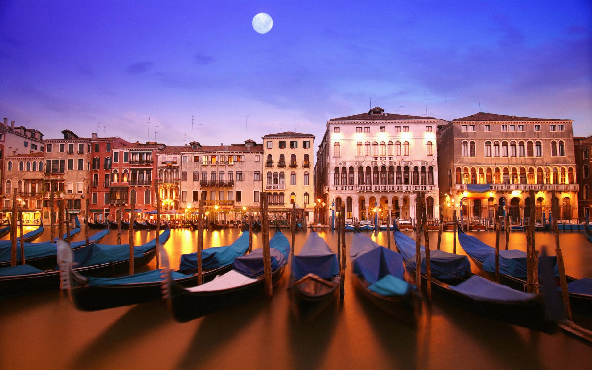 venezia italia italia città sull acqua sera luna luna piena edifici edifici case architettura gondole barche acqua fiume canale luce illuminazione lanterne riflessione