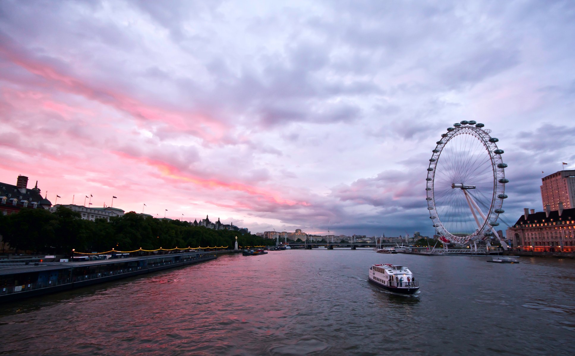 wielka brytania anglia londyn stolica diabelski młyn wieczór budynki architektura nabrzeże rzeka tamiza niebo chmury london eye kapitał