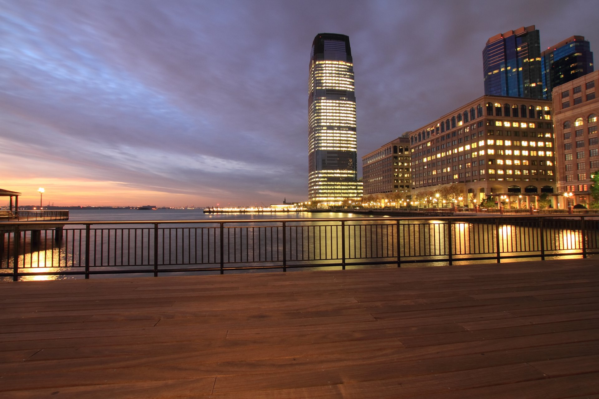 états-unis jersey city new jersey new jersey soirée orange coucher de soleil ciel nuages nuages gratte-ciel rétro-éclairage lumières promenade rivière hudson