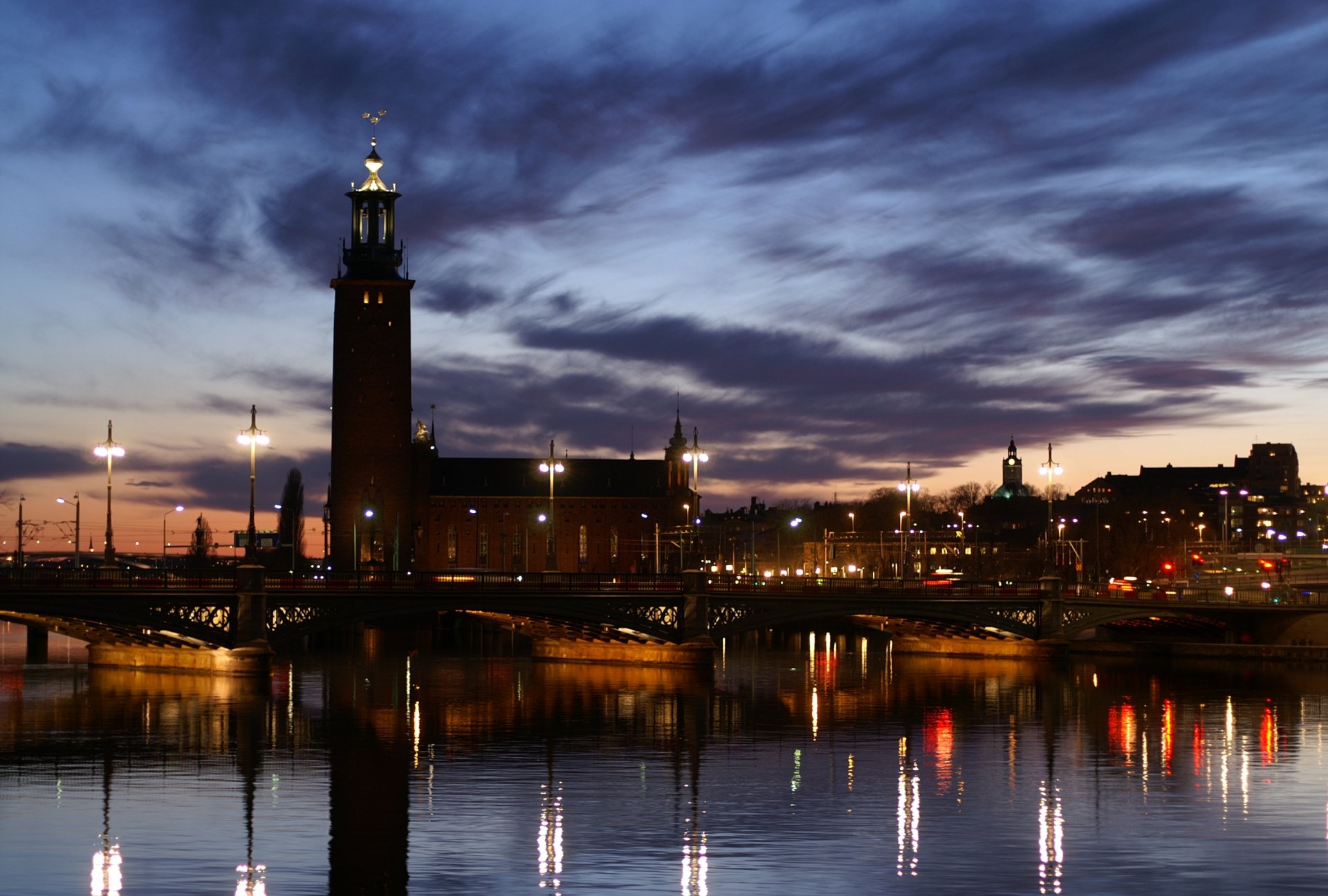 stadt abend sonnenuntergang himmel wolken lichter licht lichter brücke uferpromenade fluss reflexion