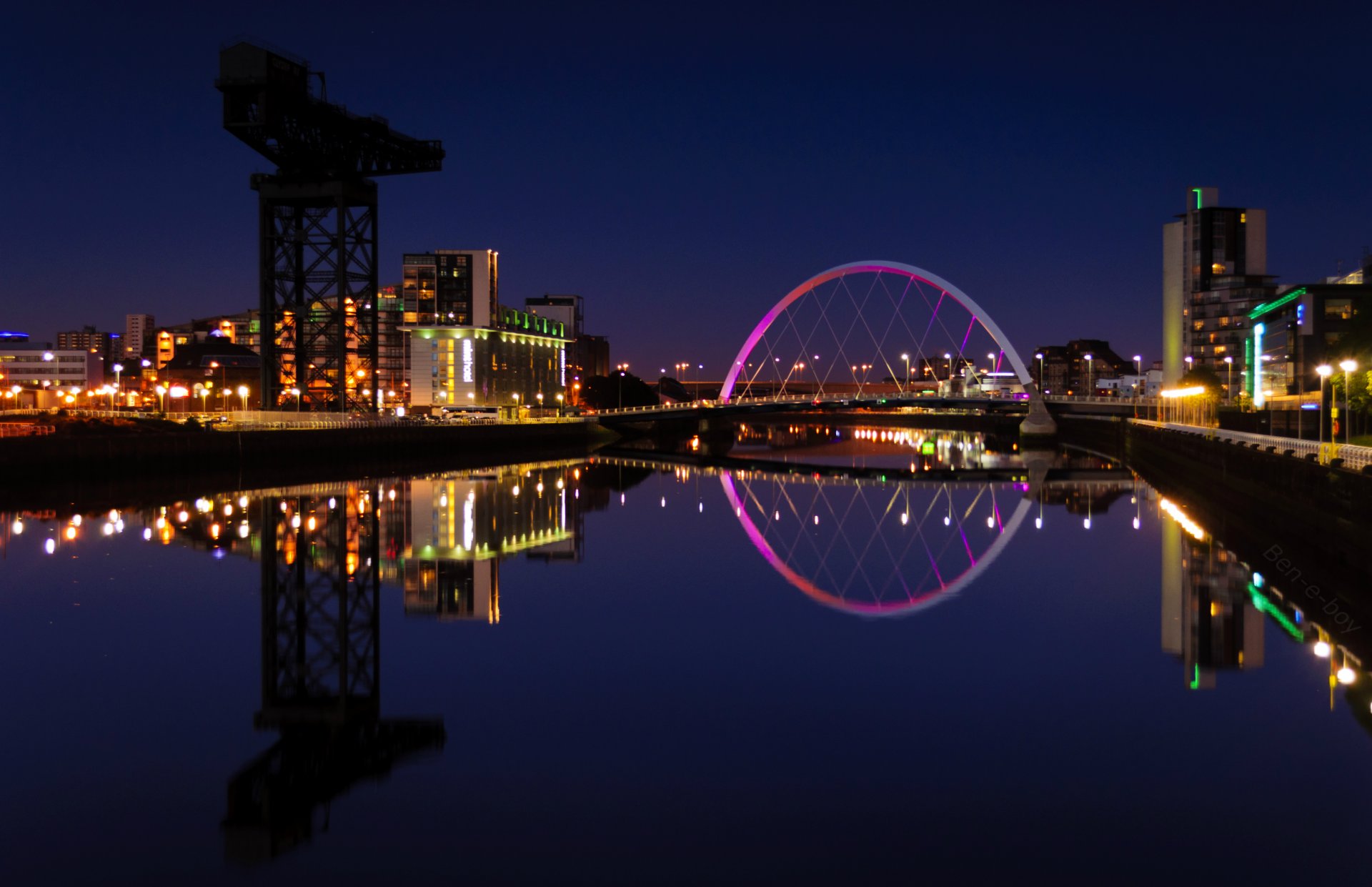 reino unido escocia glasgow noche universidad edificios iluminación luces río reflexión