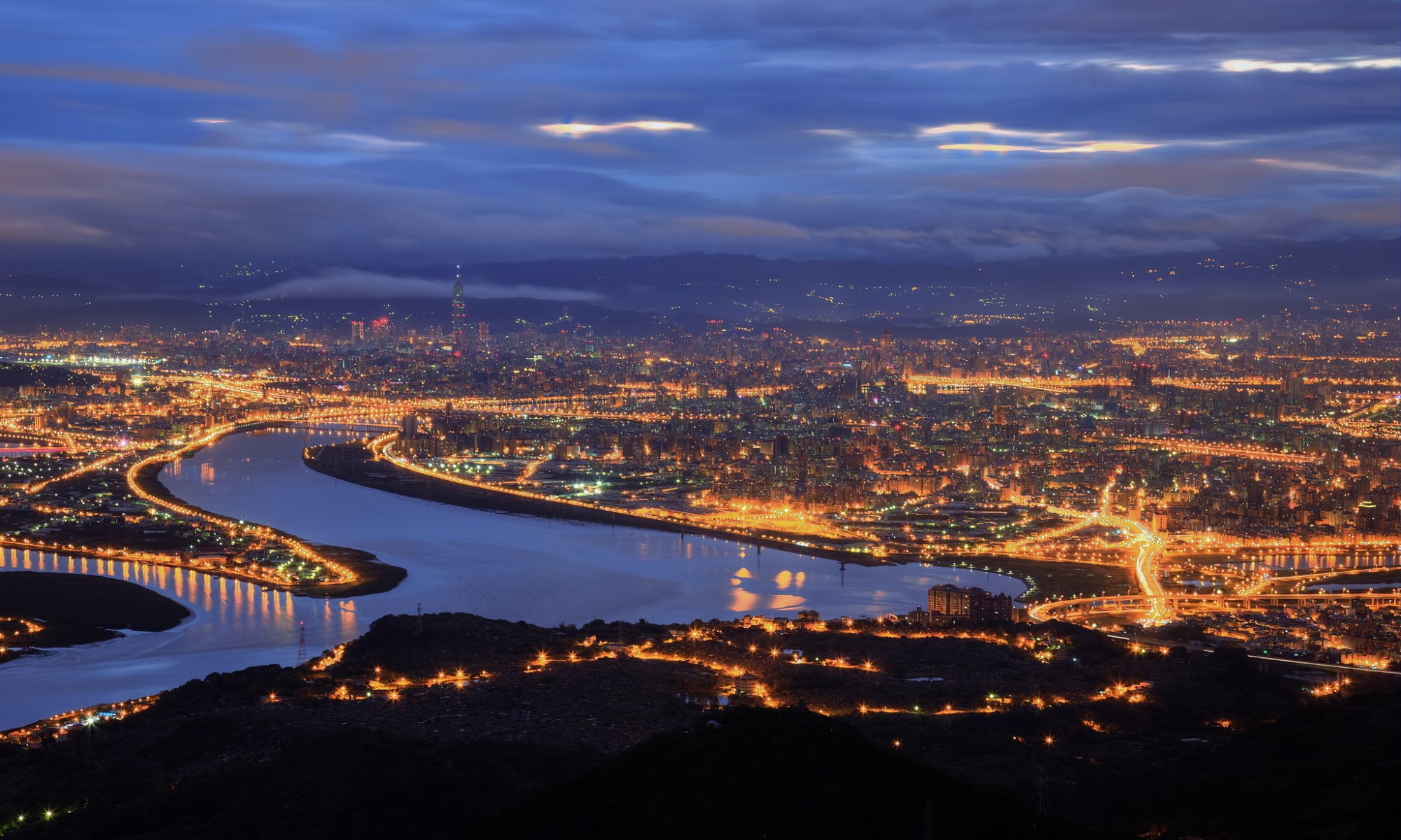 china vr china taiwan taipeh stadt meerenge nacht blau himmel wolken nebel dunst lichter beleuchtung ansicht höhe panorama