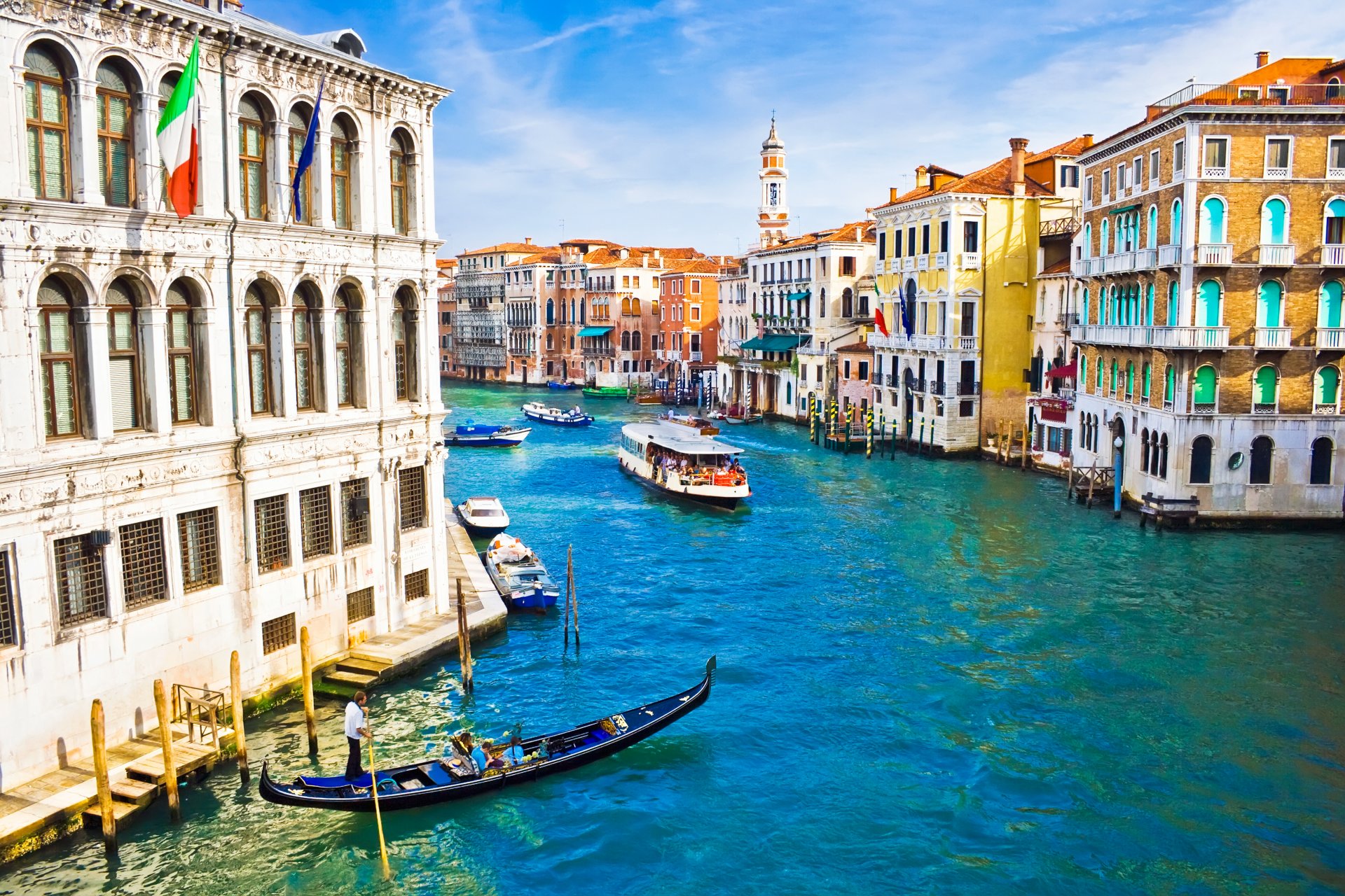 venezia italia architettura case bandiere canale gondola barche persone