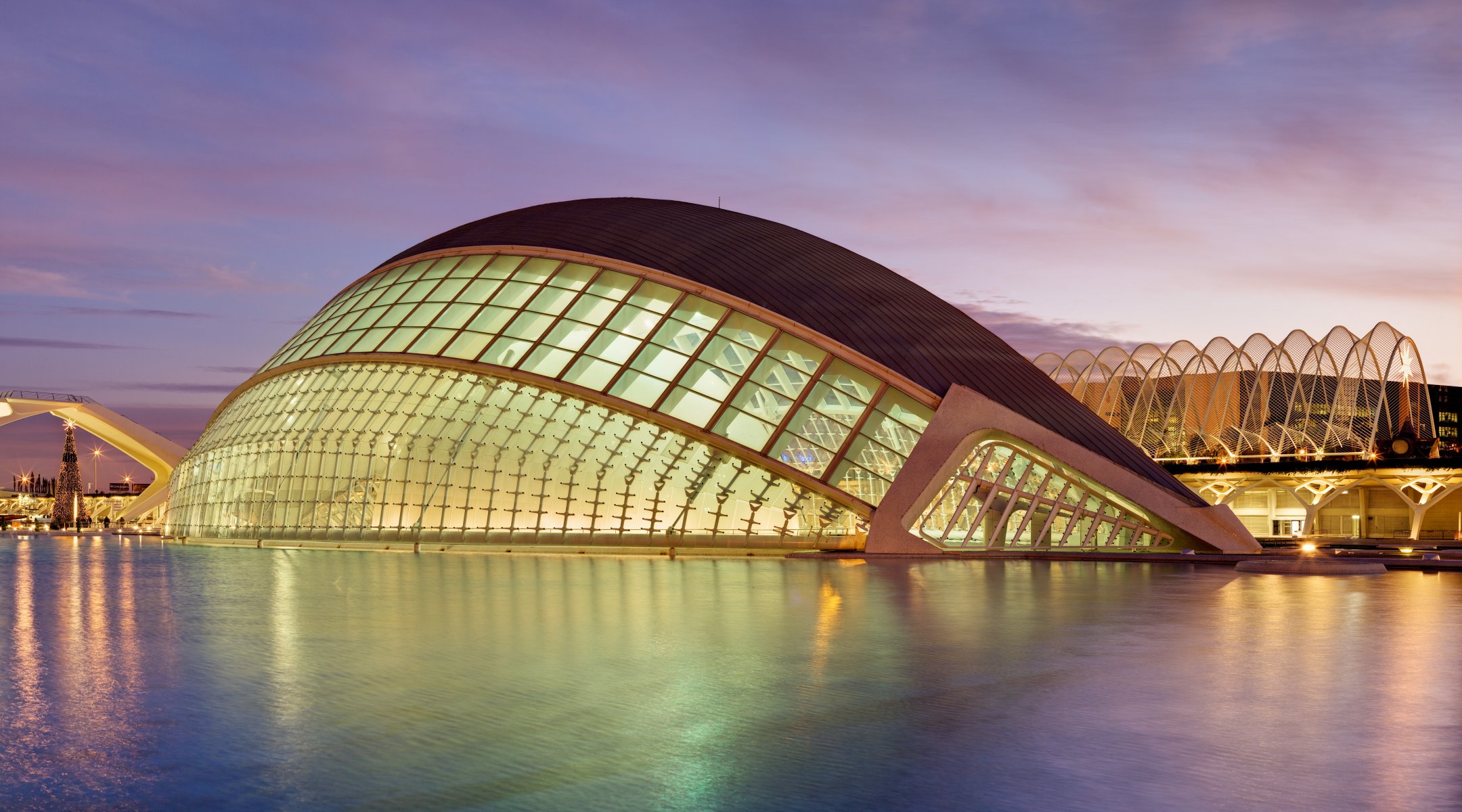 valencia spanien l hemisfèric imax-kino planetarium laserproduktionstheater stadt der künste und wissenschaften weihnachtsbaum abend dämmerung lichter weihnachtsbaum