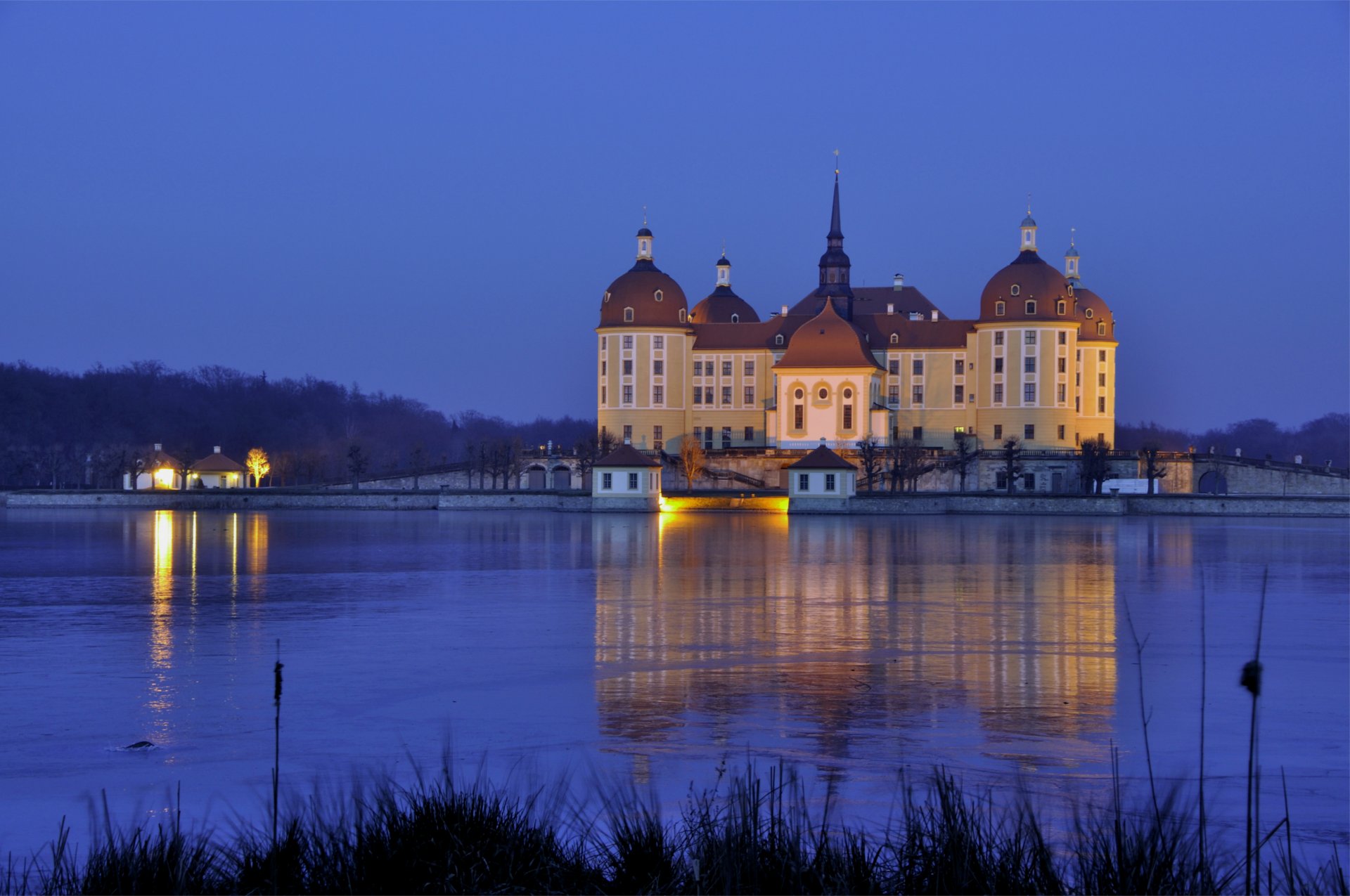 niemcy saksonia moritzburg zamek wieczór światła światło woda odbicie