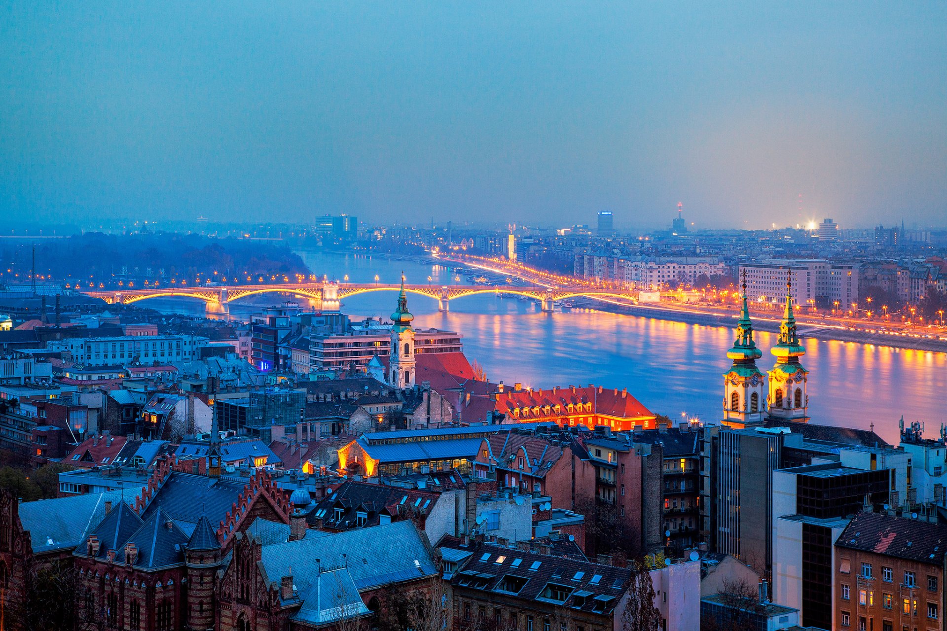 ungarn budapest stadt abend panorama gebäude häuser fluss brücke beleuchtung lichter