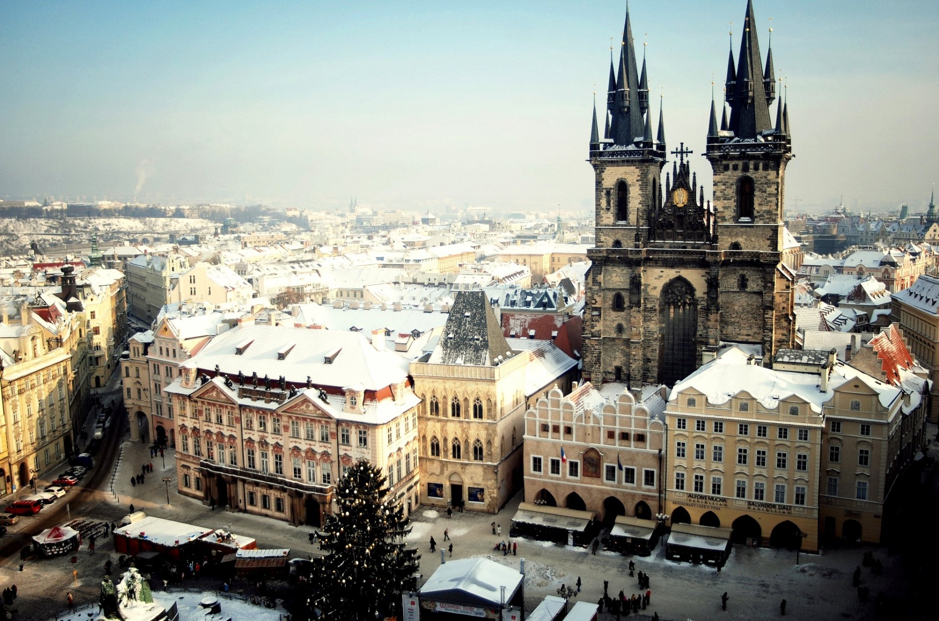 prague tchèque république tchèque ville place de la vieille ville temple de tyn arbre de noël hiver neige gens