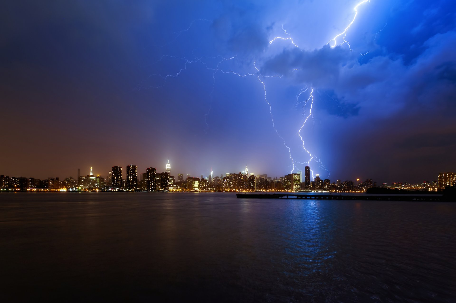 nueva york nueva york ciudad noche cielo azul relámpago tormenta eléctrica luces agua océano nubes hermosas fotos de la ciudad