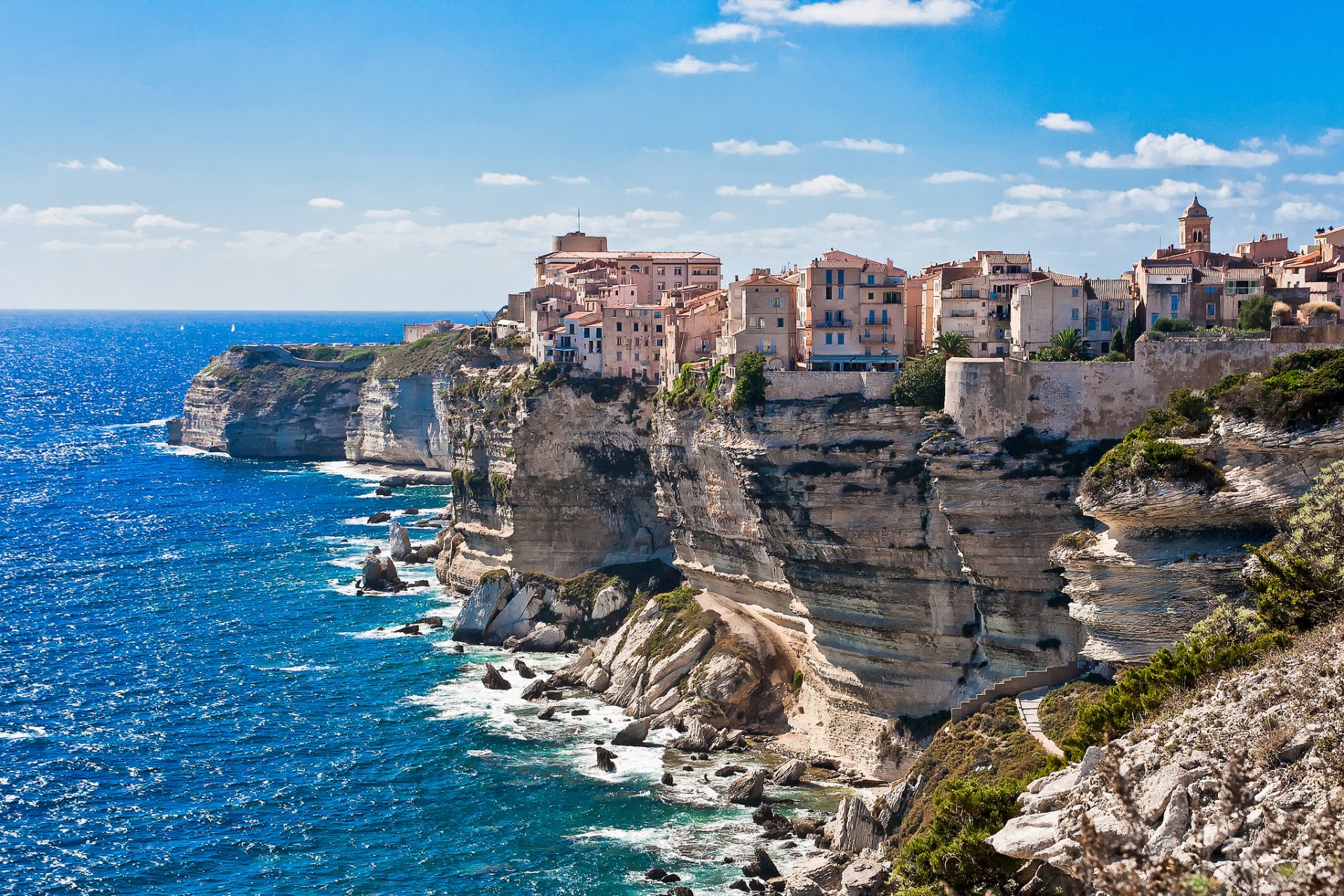 città corsica sul bordo mare rocce case cielo