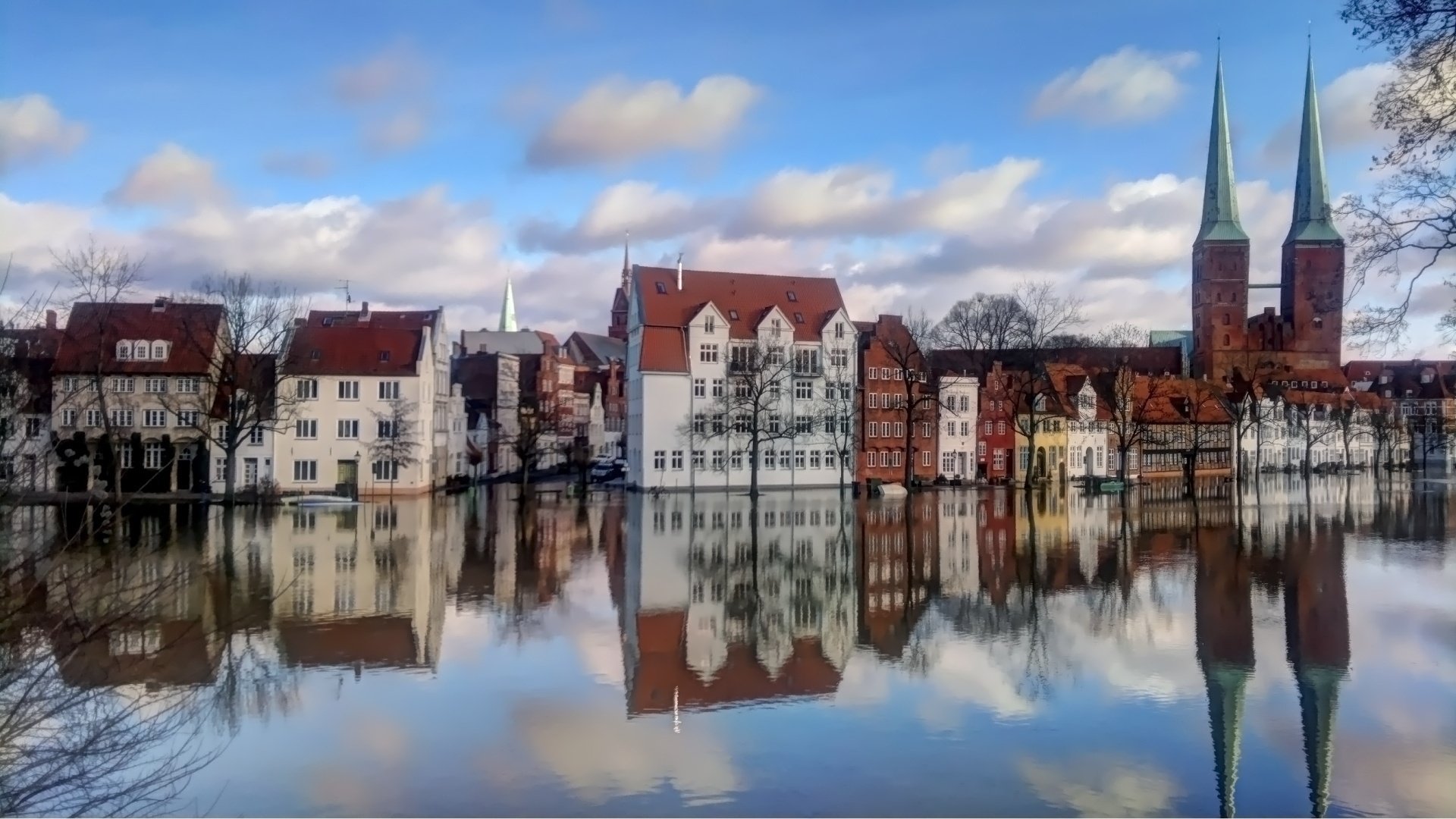 europe ville maisons bâtiments arbres eau réflexion ciel nuages