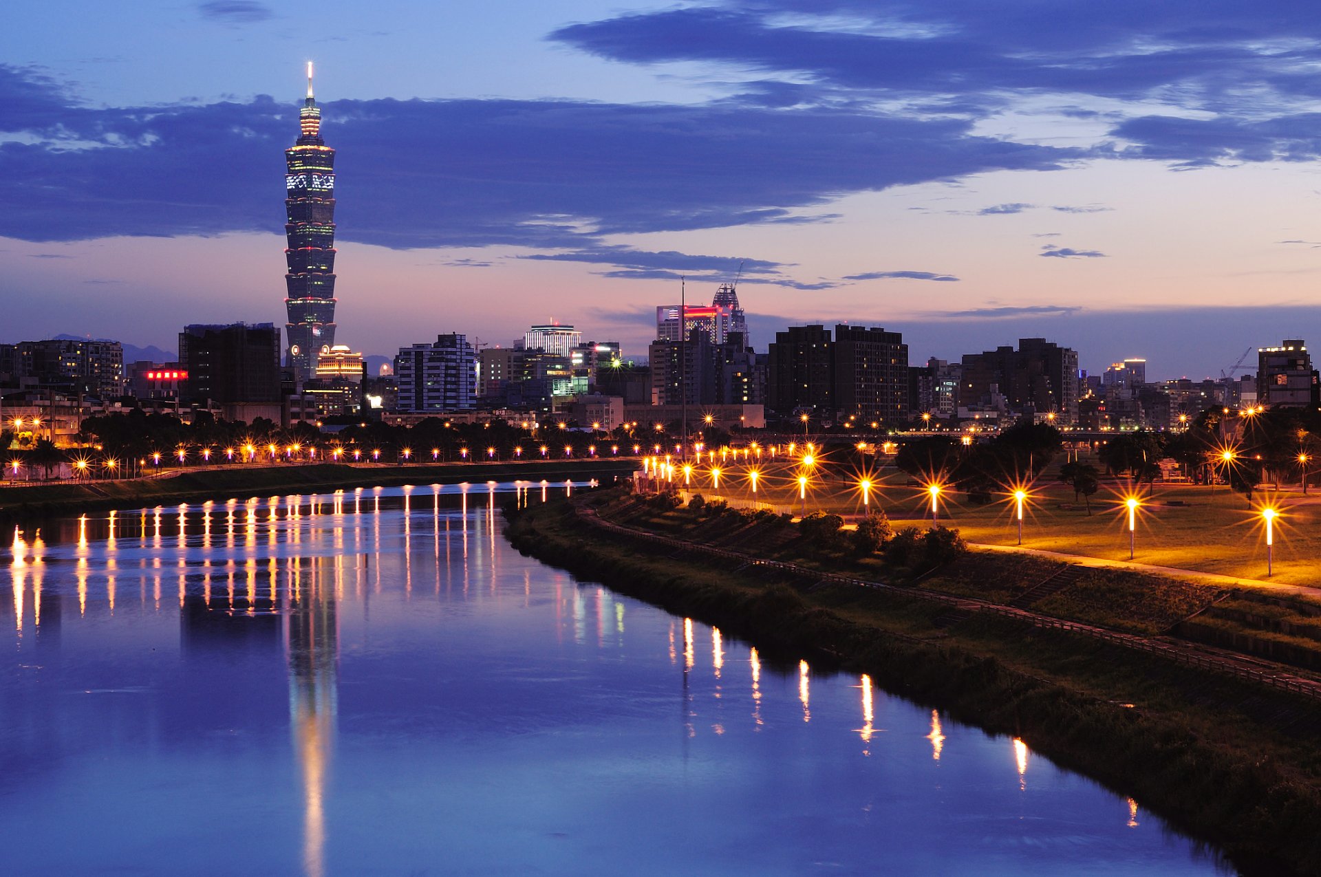 china república popular china taiwán taipei ciudad río tarde puesta de sol cielo nubes luz luces linternas reflexión