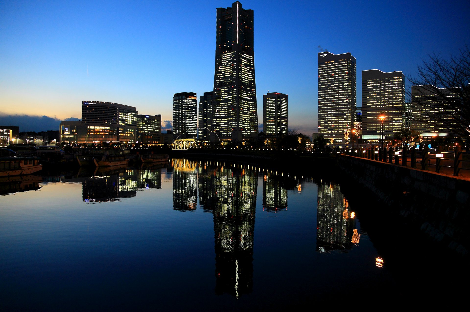 japón yokohama yokohama tarde puesta de sol puerto metrópolis luces iluminación bahía reflexión