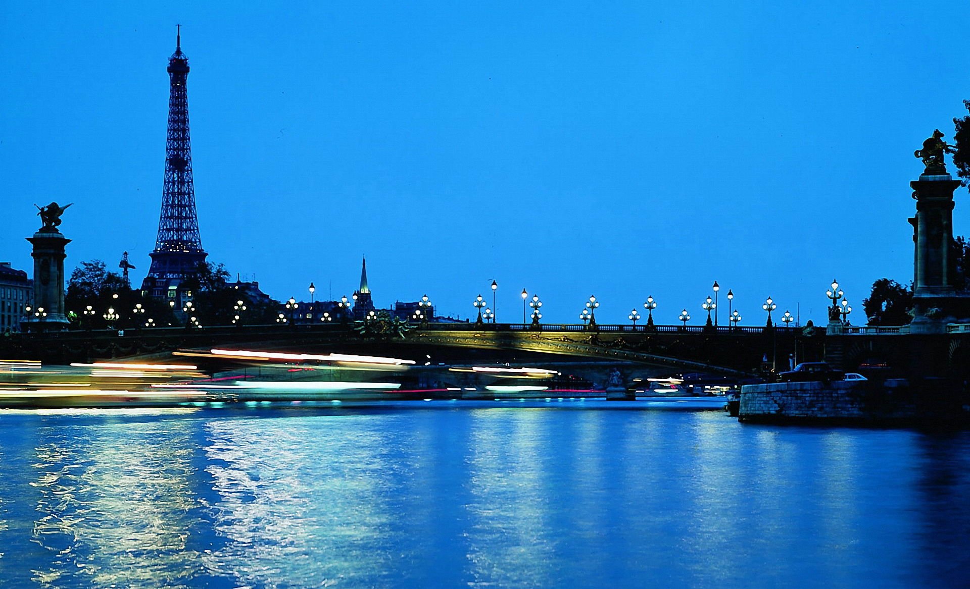 parís francia torre eiffel puente agua cielo azul noche luces ciudad nocturna linternas