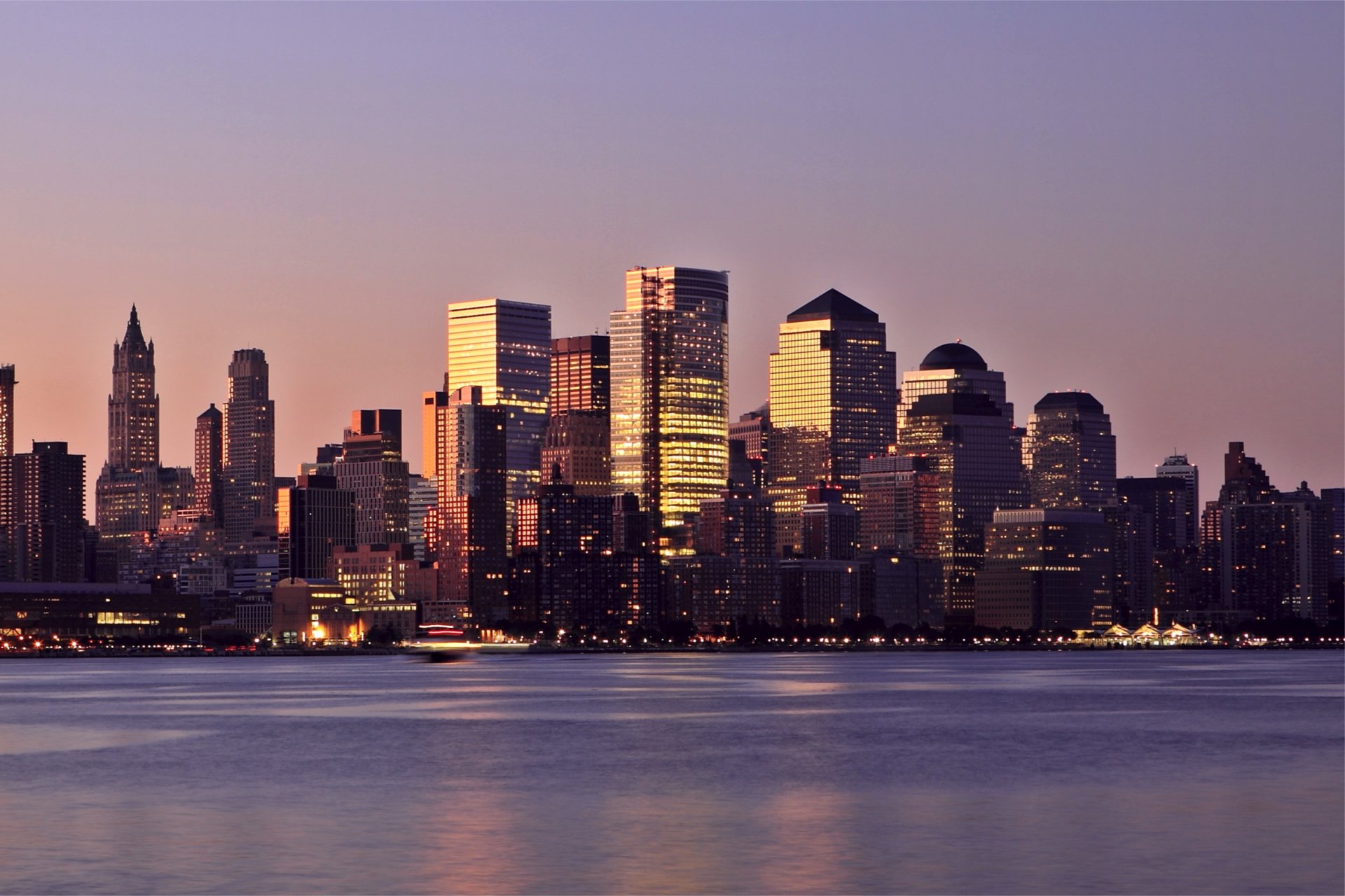 usa new york manhattan bezirk gebäude wolkenkratzer hintergrundbeleuchtung lichter fluss abend sonnenuntergang