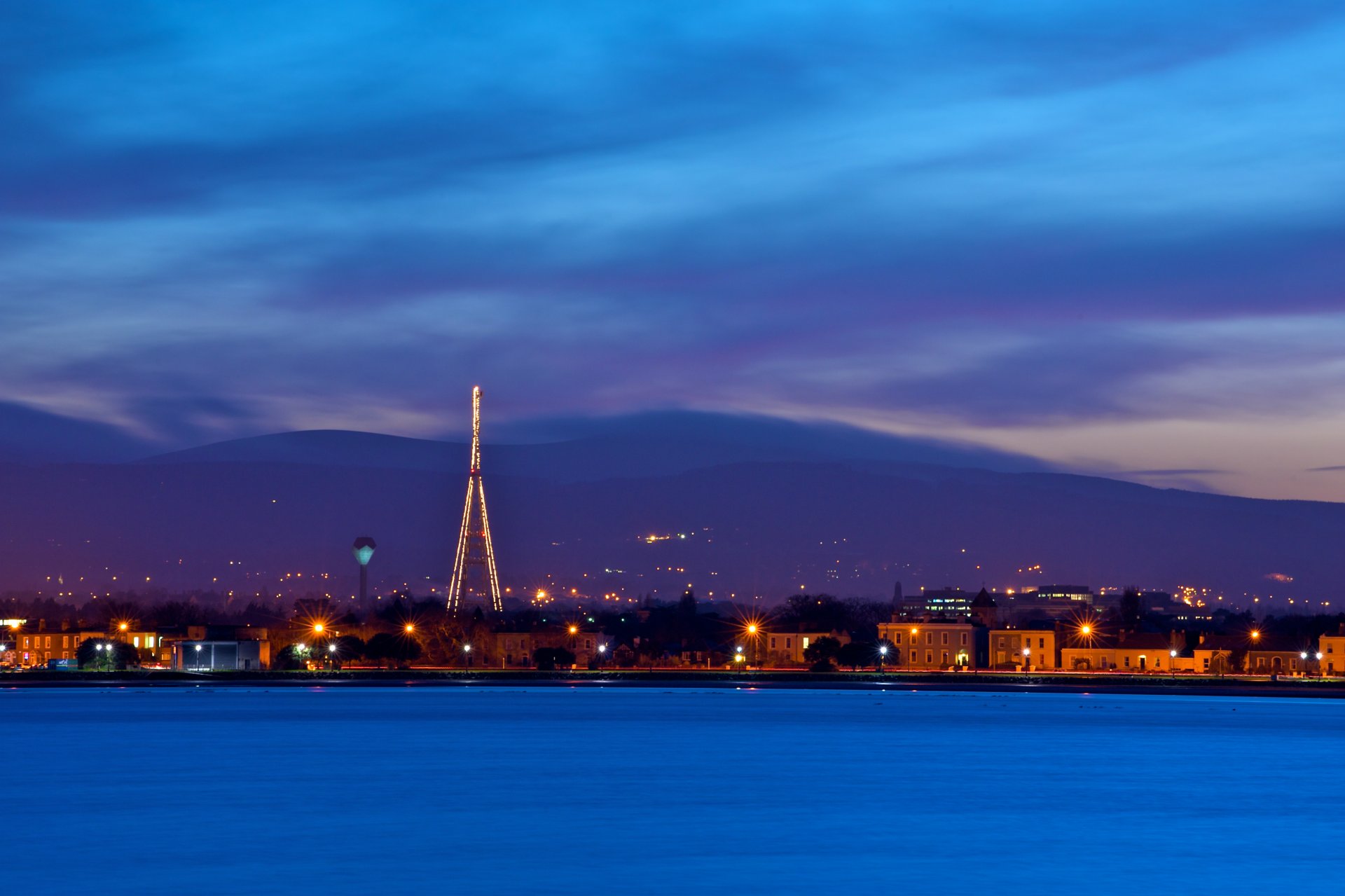 irlanda dublino capitale capitale sera crepuscolo cielo blu nuvole montagne case luci luci lanterne lungomare fiume