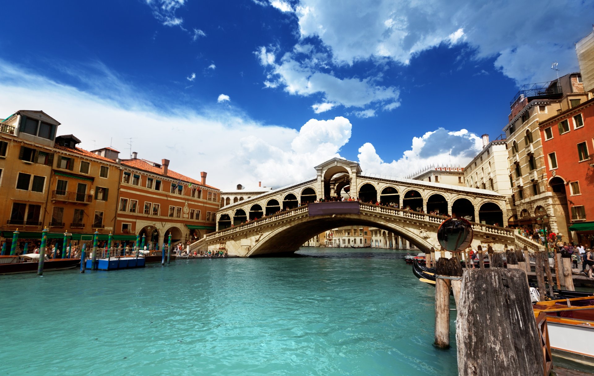 wenecja włochy ponte rialto canal grande most rialto canal grande architektura niebo chmury woda gondole ludzie domy