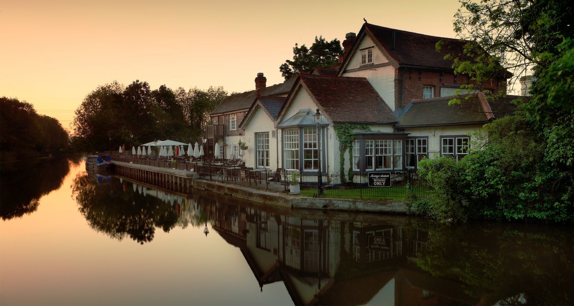 hertfordshire rzeka domy pub łódź odbicie wieczór zachód słońca