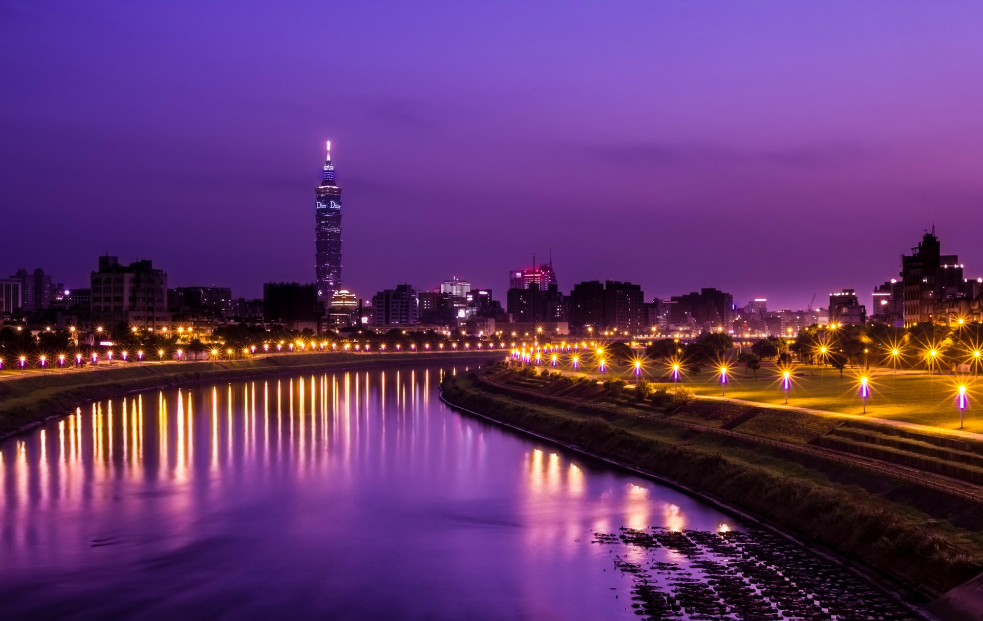 china prc taiwán taipei ciudad torre noche lila púrpura cielo callejón luz luces linternas río reflexión