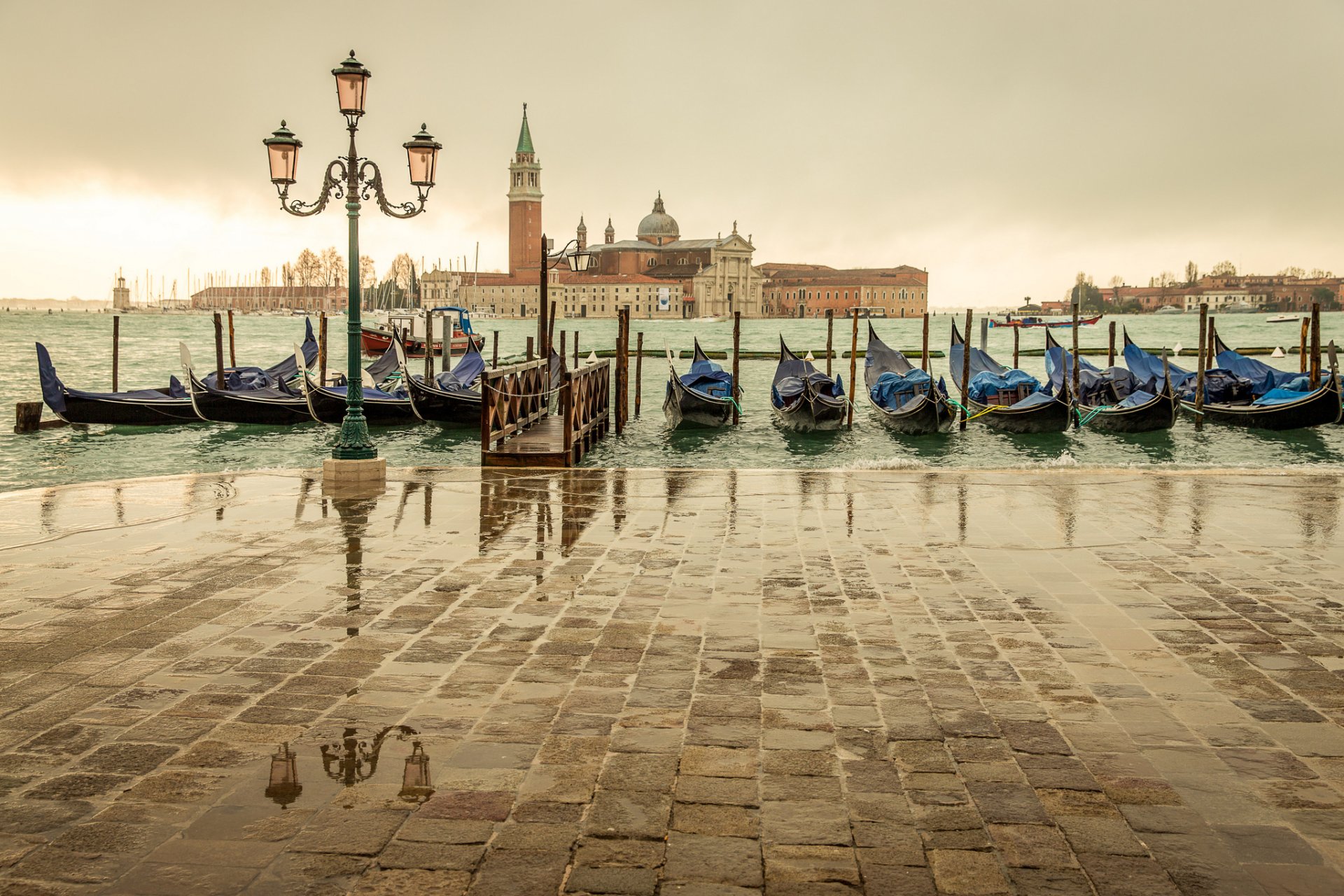 venecia italia san giorgio maggiore isla muelle góndolas mar linterna ciudad nublado