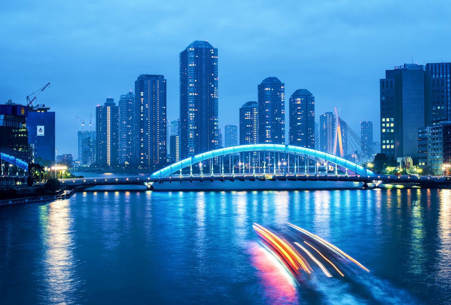 japón tokio capital metrópolis rascacielos tarde crepúsculo puente iluminación exposición luces río azul cielo nubes