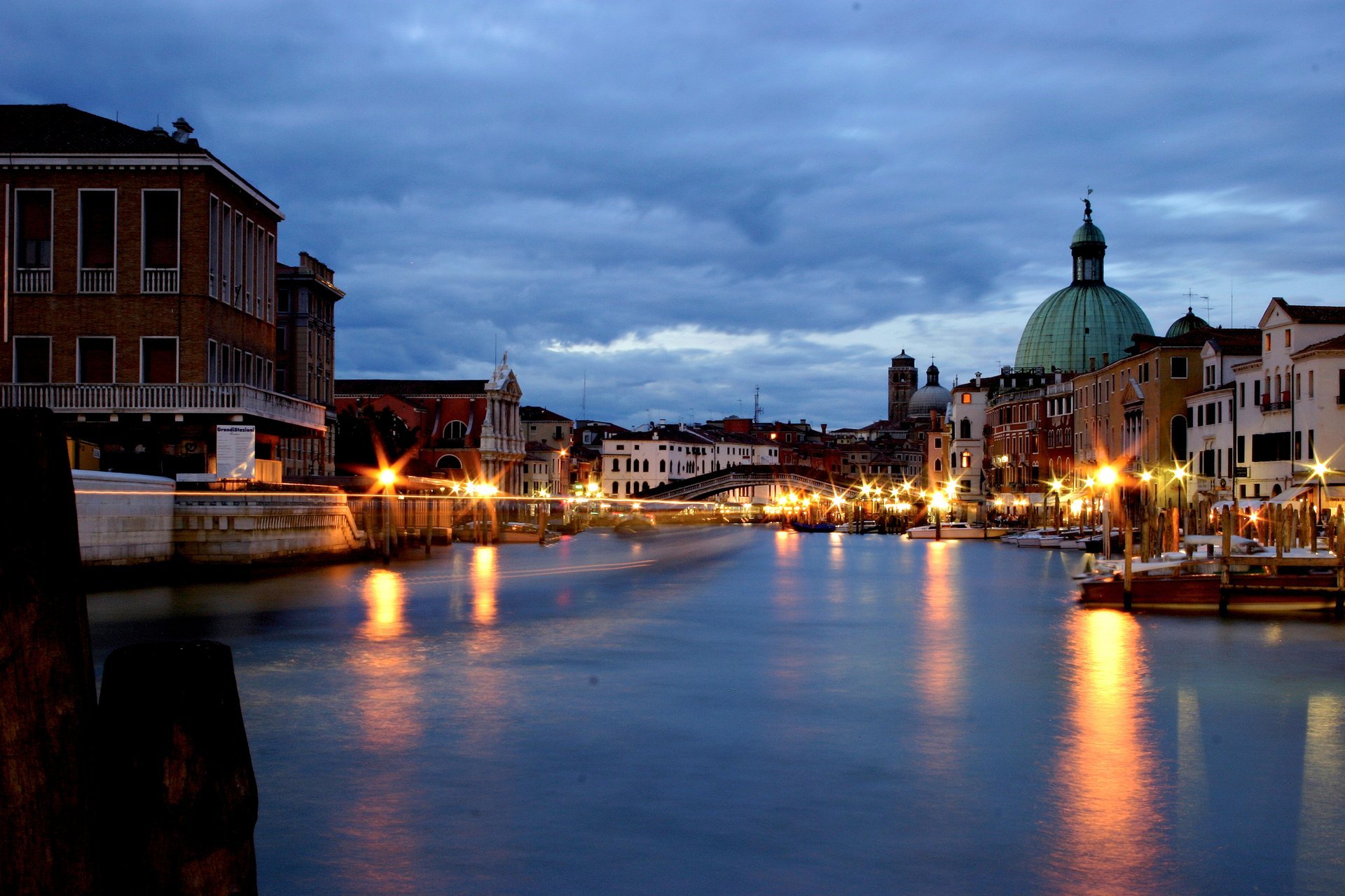 venise italie canal grande grand canal pont eau réflexion lanternes architecture maisons bâtiments soirée ciel nuages