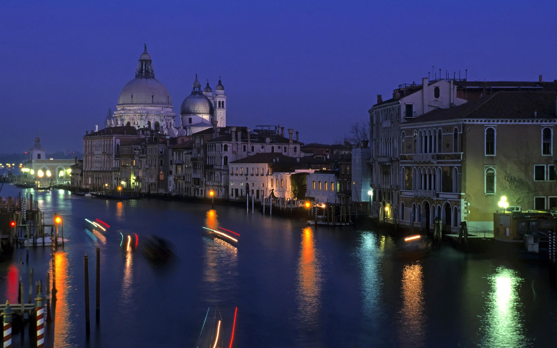 ville venise ville sur l eau italie italia grand canal lumières lumineux lumière nuit ville de nuit eau éclairage maisons bâtiments bâtiments architecture dômes