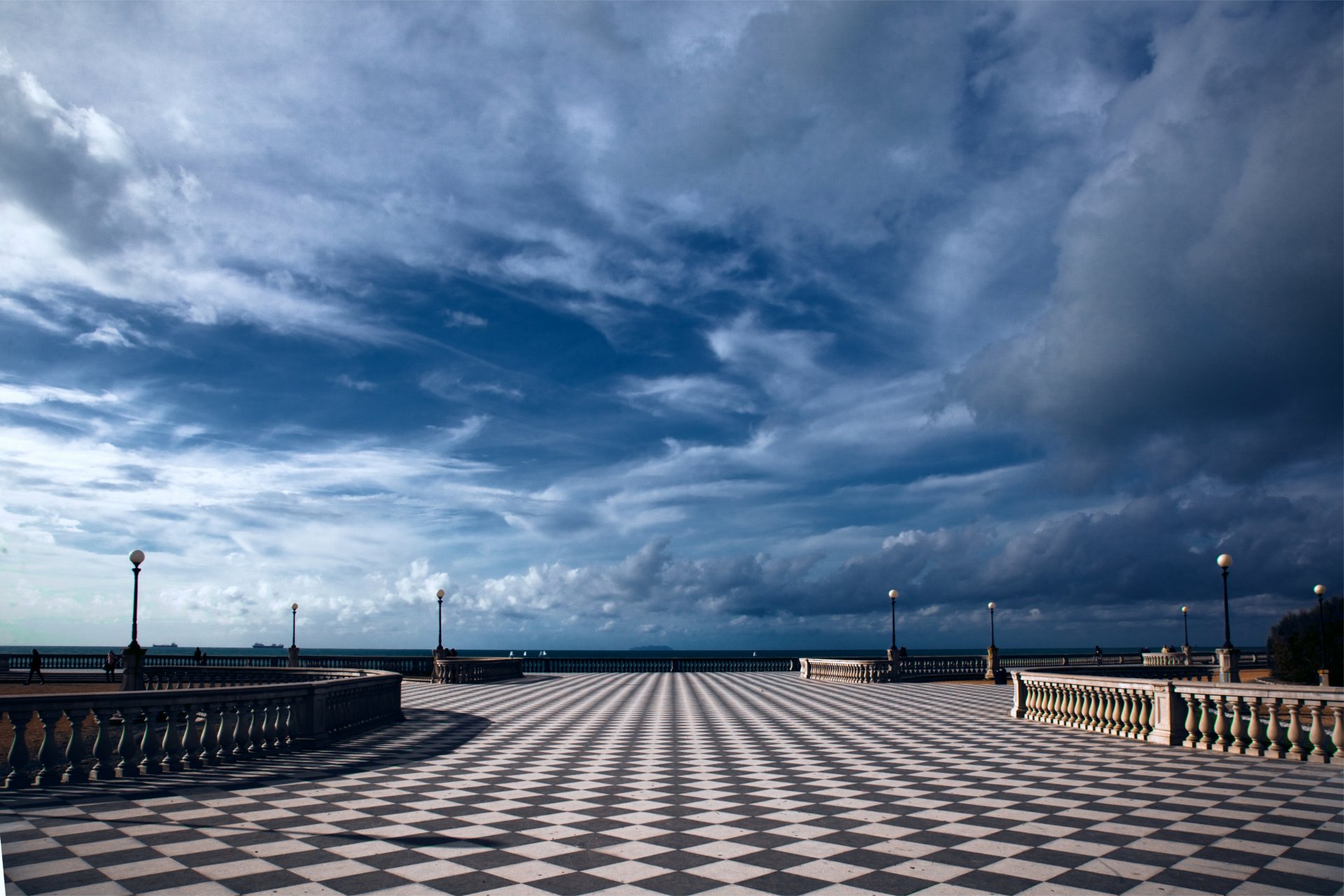 italie toscane livourne région ville terrasse lanternes bleu ciel nuages