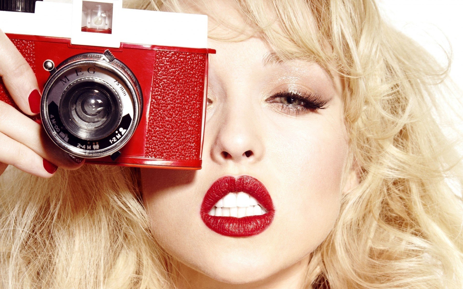 red lips girl blonde