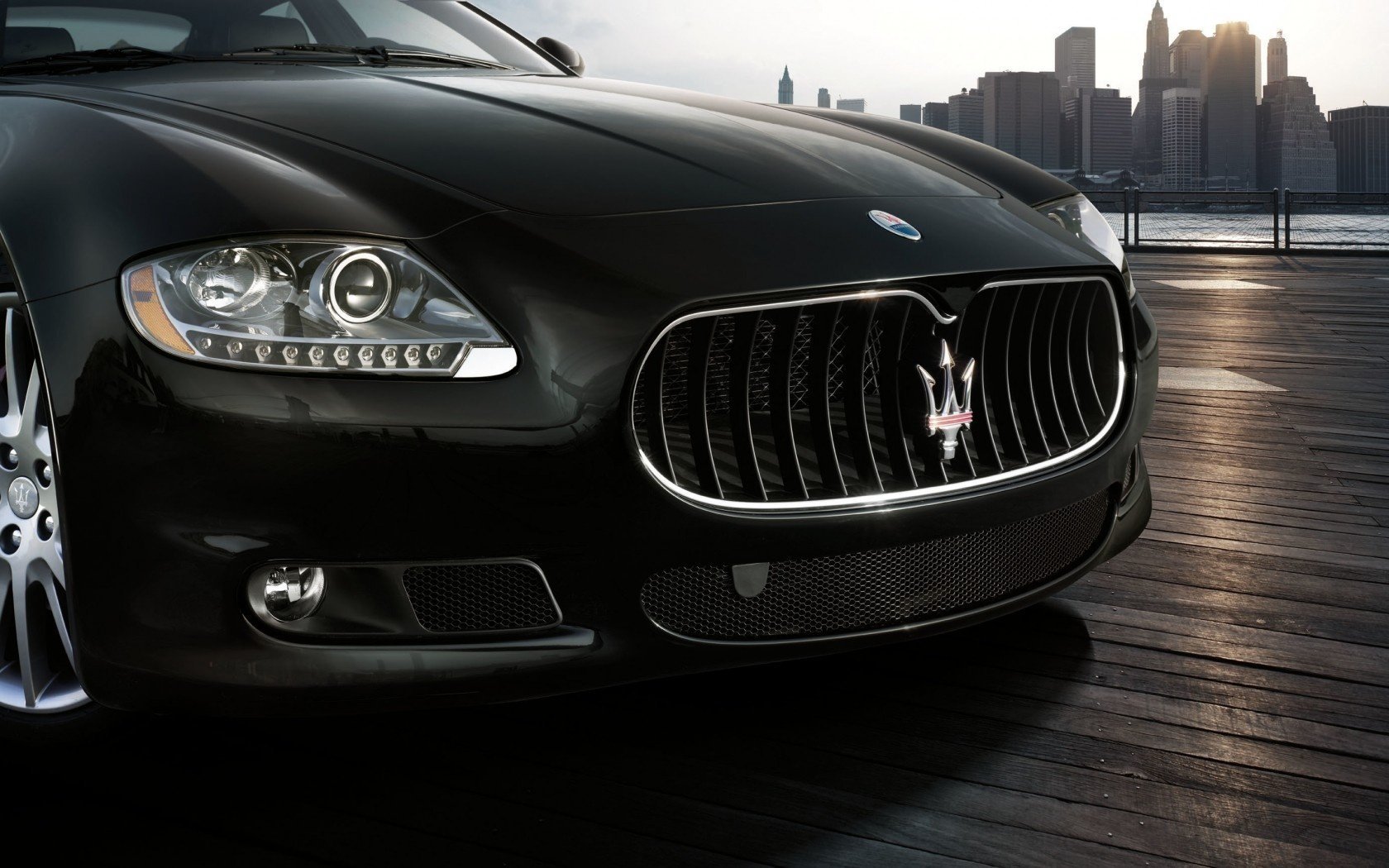 quattroporte przód czarny maserati reflektory