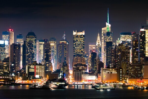 Das nächtliche Manhattan brennt mit Tausenden von Lichtern