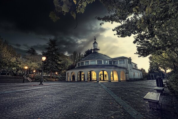 Der mit Pflastersteinen gesäumte Platz vor der Kapelle