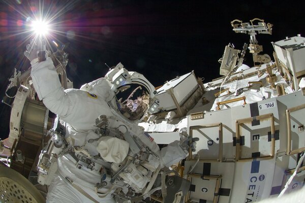 Astronaut im offenen Raum am Raumschiff