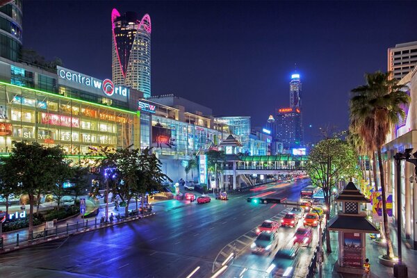 Bangkok es una ciudad de luces y colores brillantes